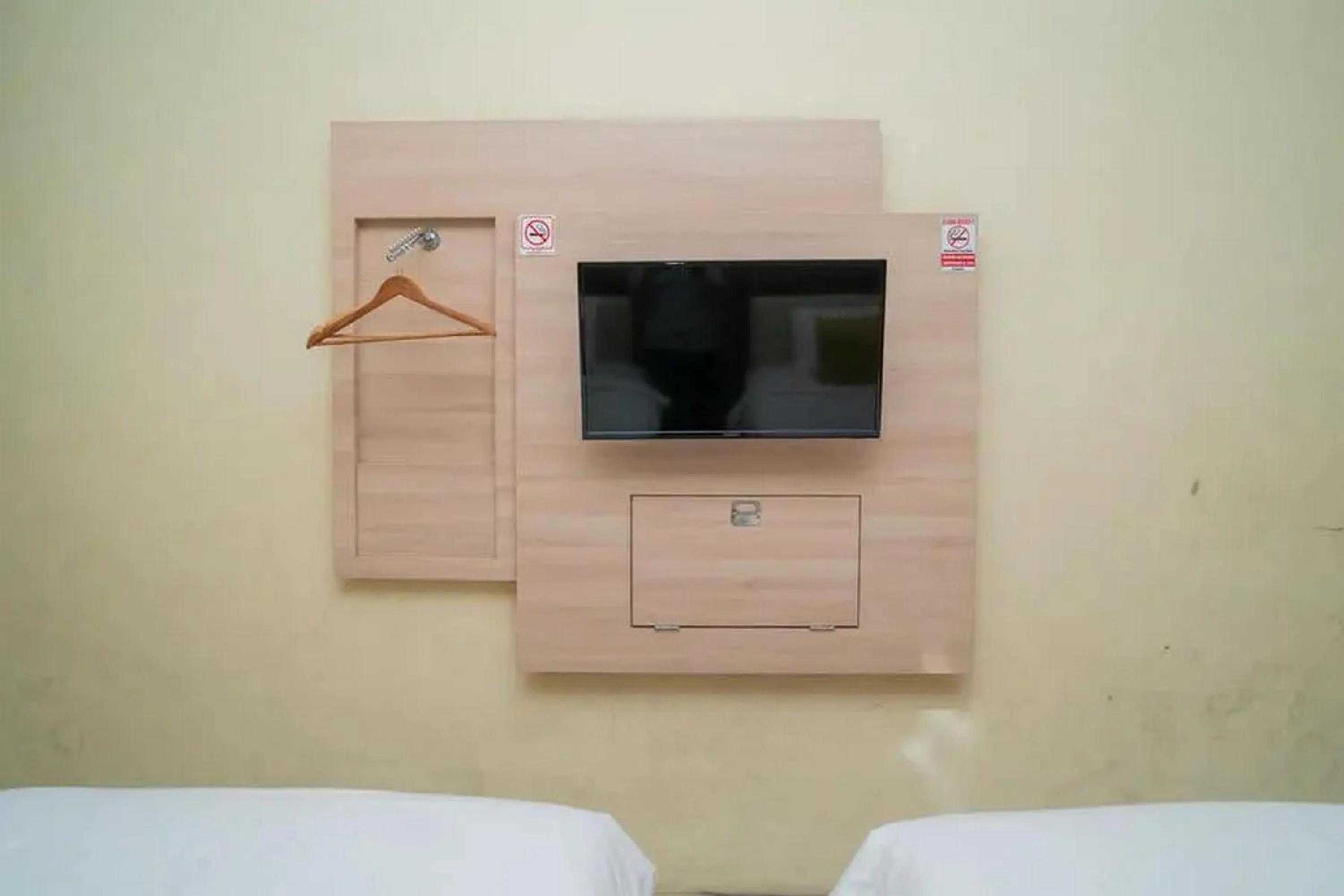 TV and multimedia, Bed in Urbanview Hotel Omah Anin Batu by RedDoorz