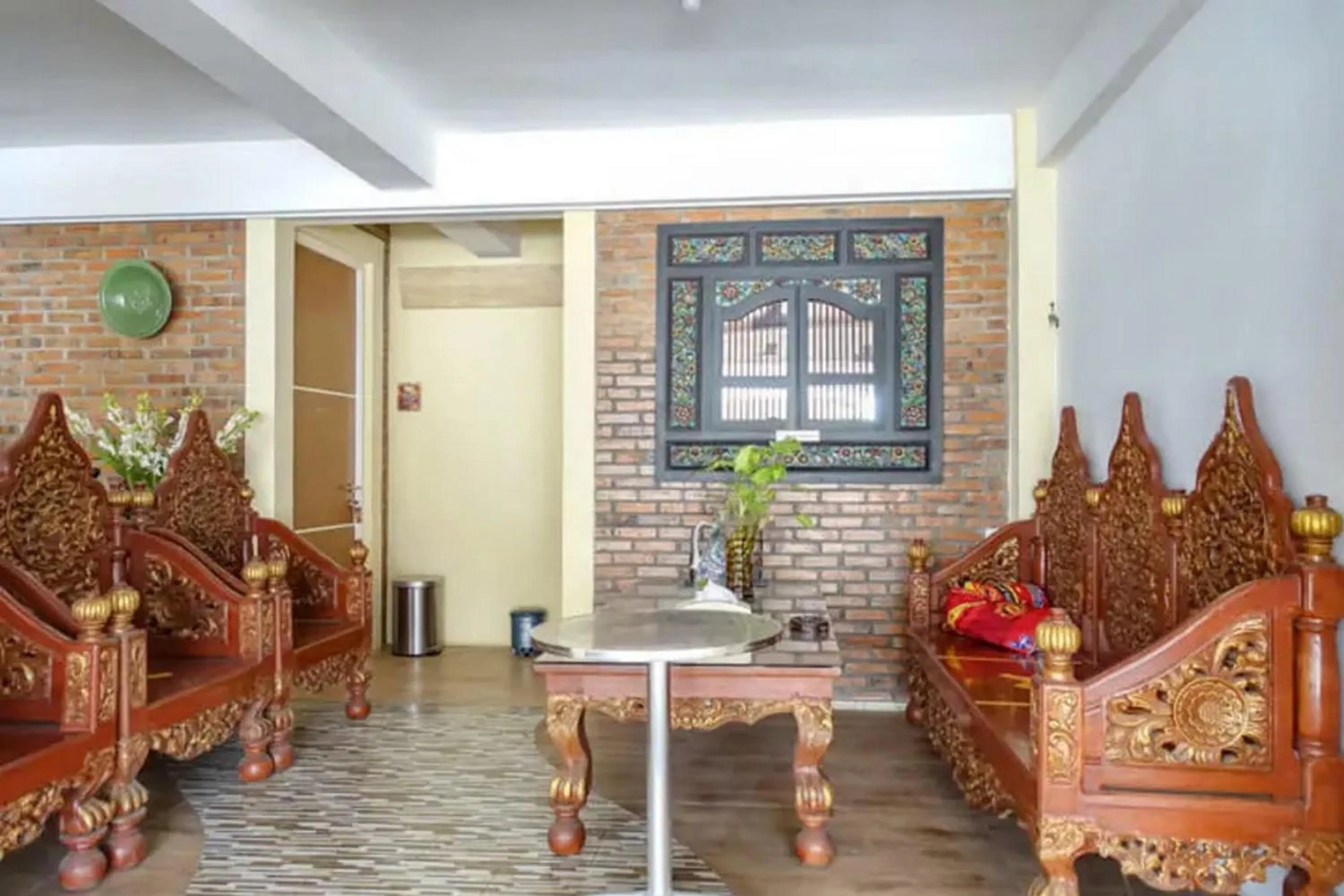 Seating area in Urbanview Hotel Omah Anin Batu by RedDoorz