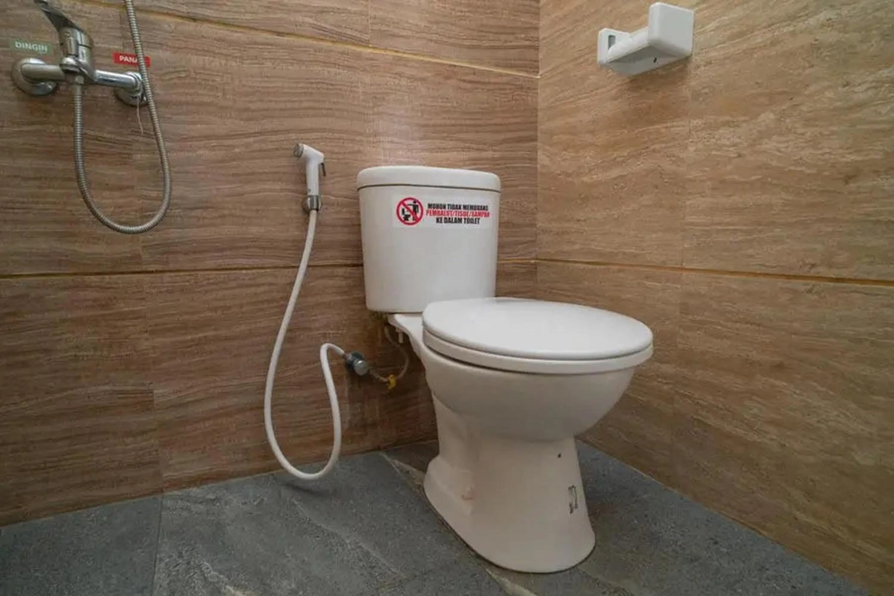 Bathroom in Urbanview Hotel Omah Anin Batu by RedDoorz