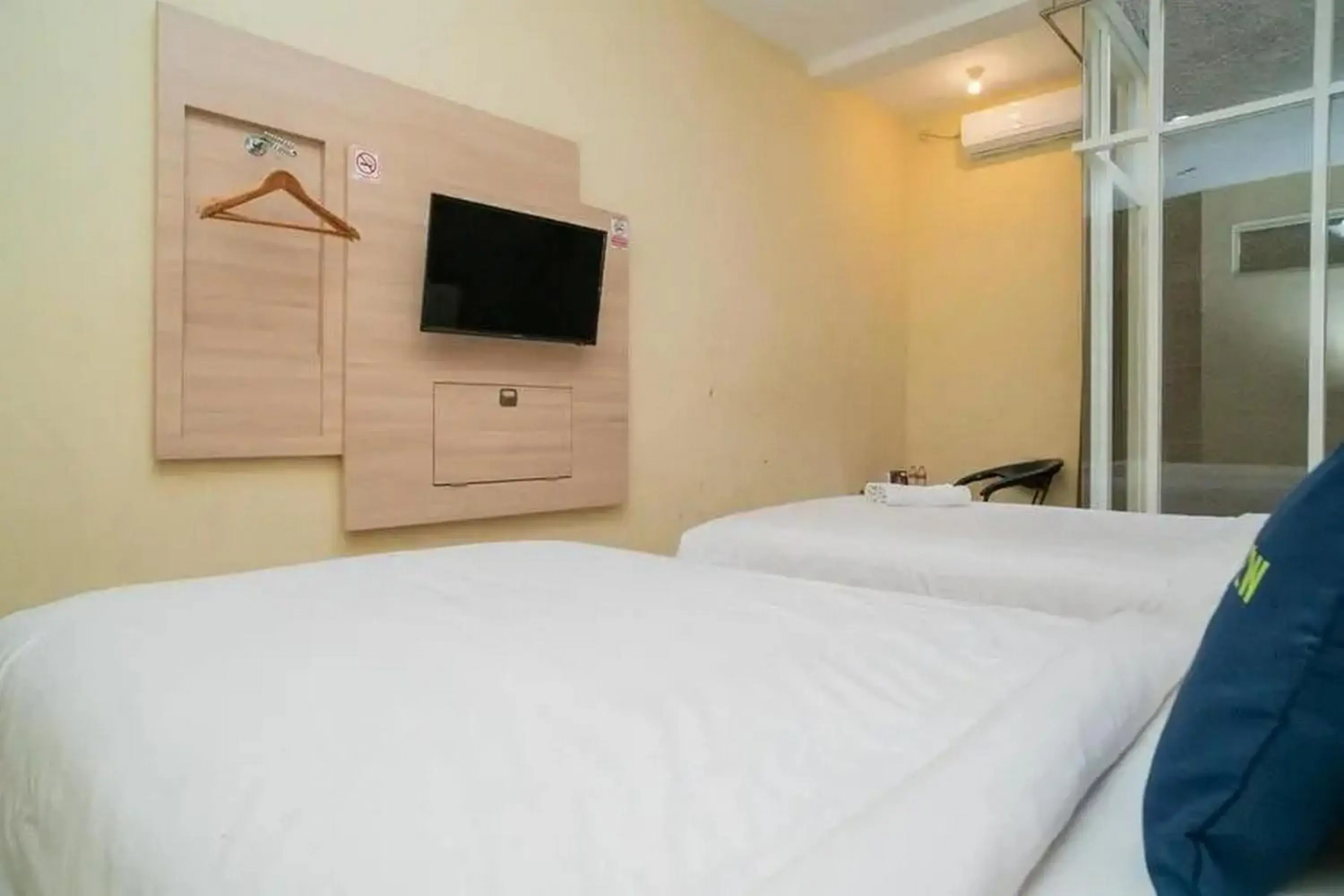 Bed in Urbanview Hotel Omah Anin Batu by RedDoorz Bed in Urbanview Hotel Omah Anin Batu by RedDoorz