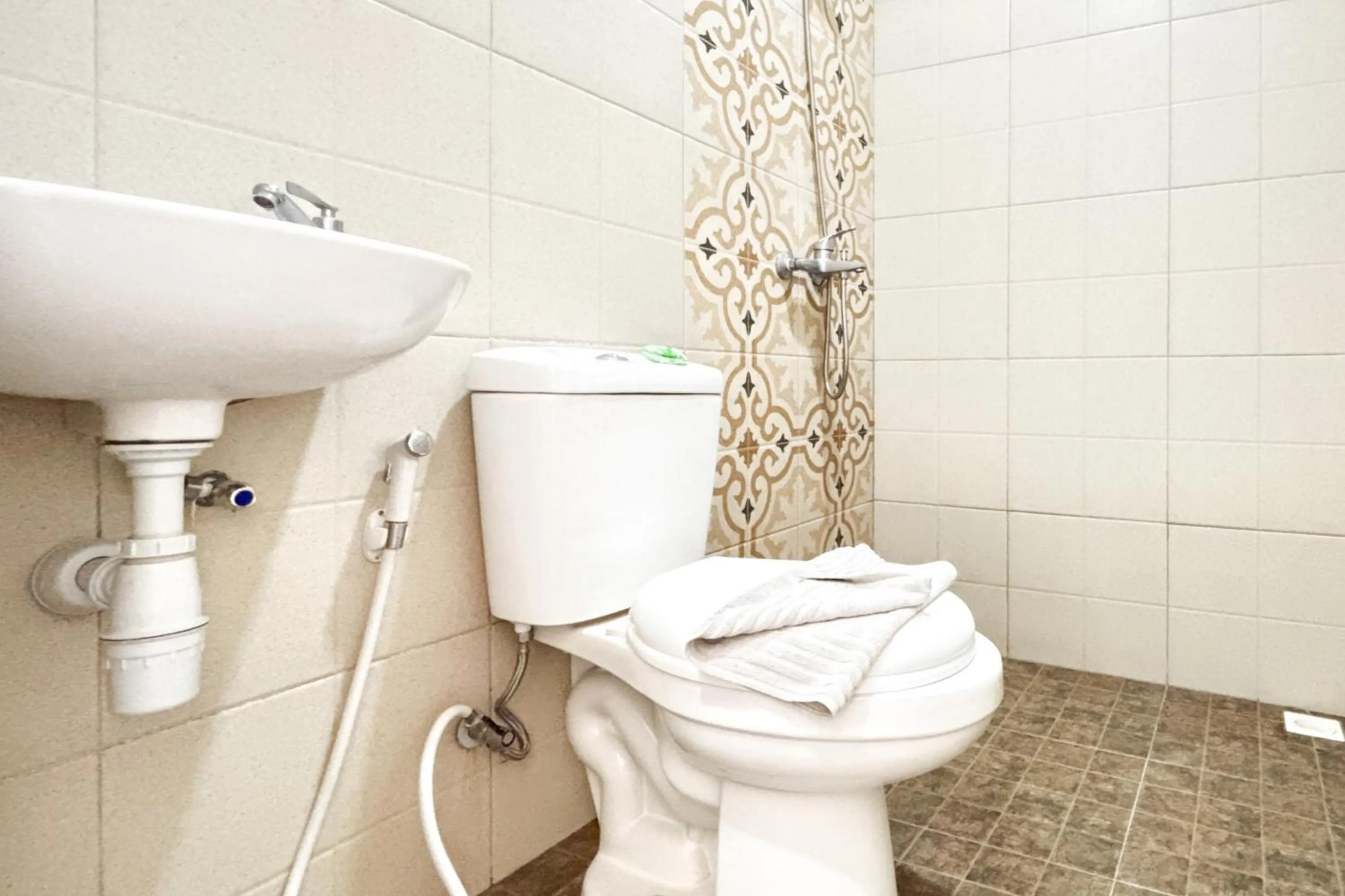 Bathroom in Urbanview Hotel Omah Anin Batu by RedDoorz