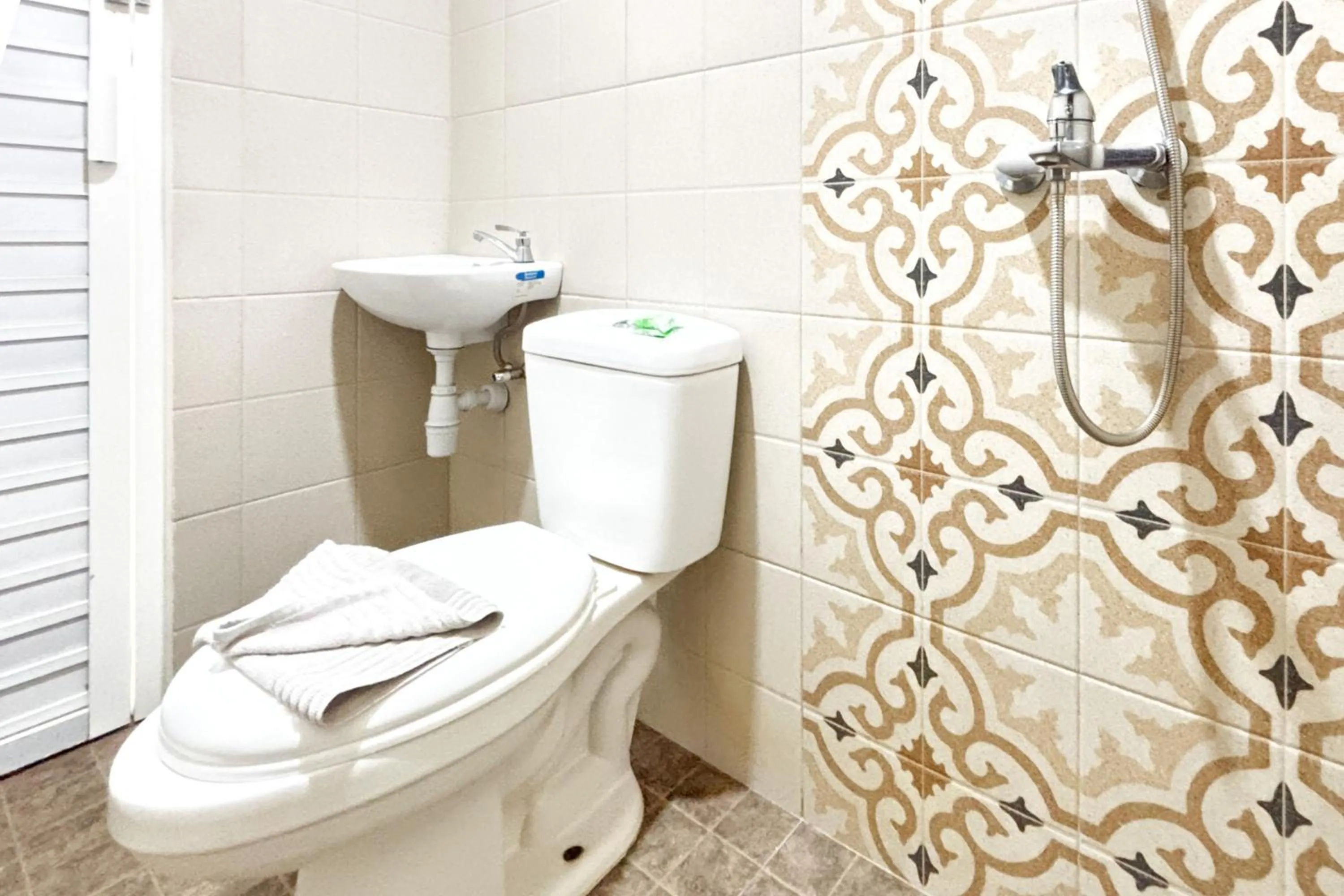 Bathroom in Urbanview Hotel Omah Anin Batu by RedDoorz