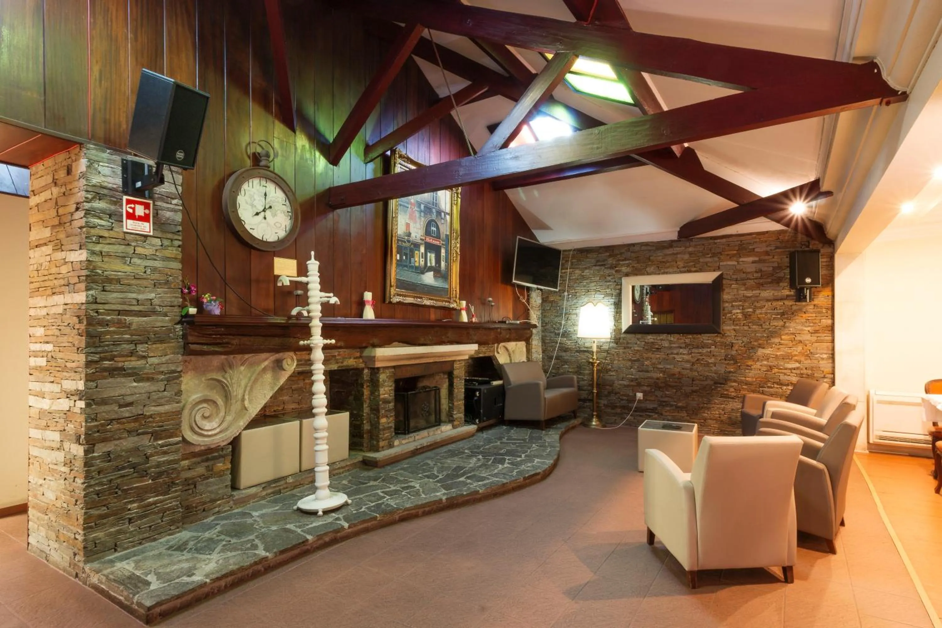 Communal lounge/ TV room in Hotel Joao Padeiro