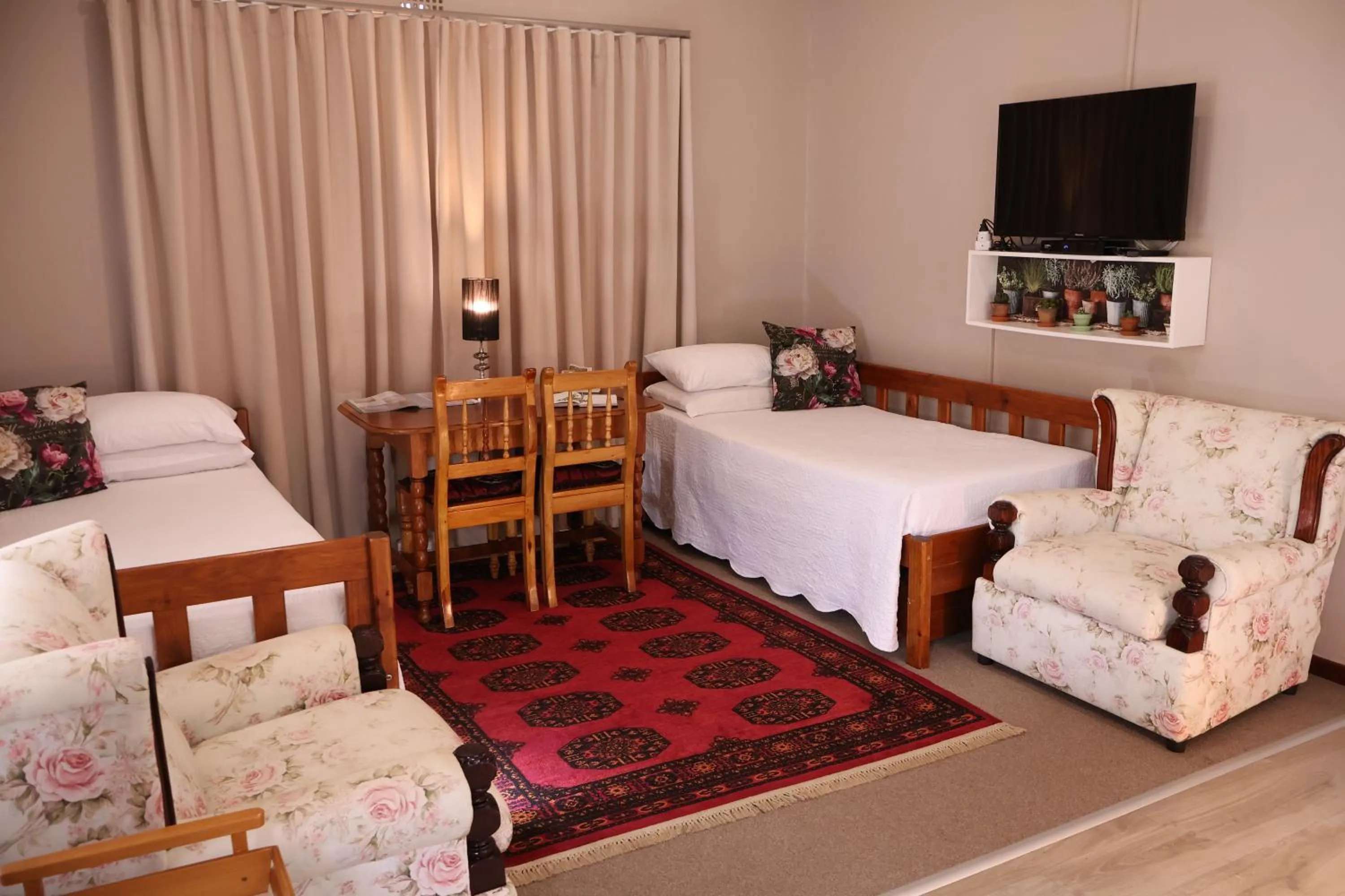 Communal lounge/ TV room, Bed in Aalkie's Dream