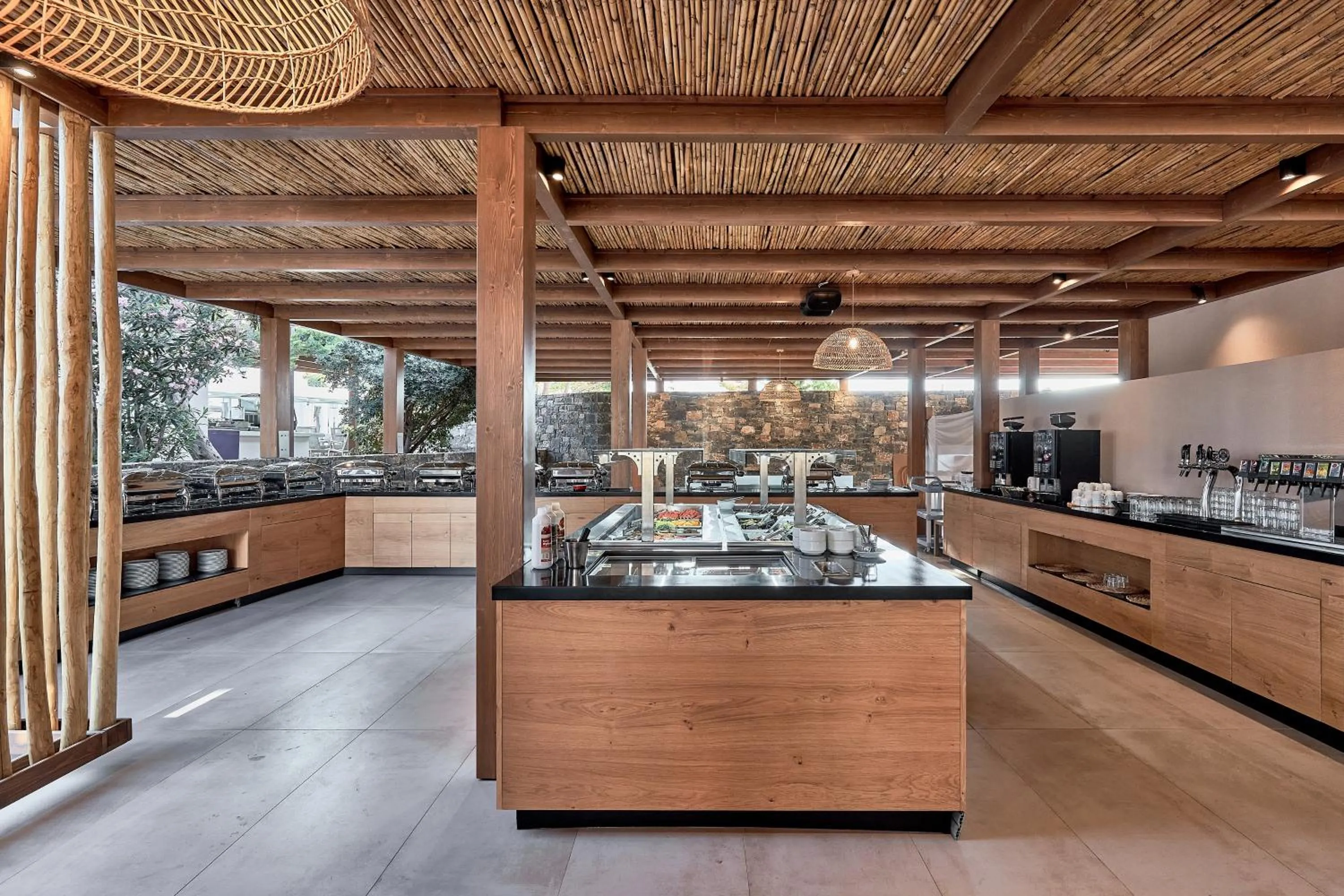 Restaurant/places to eat in Sentido Amounda Bay