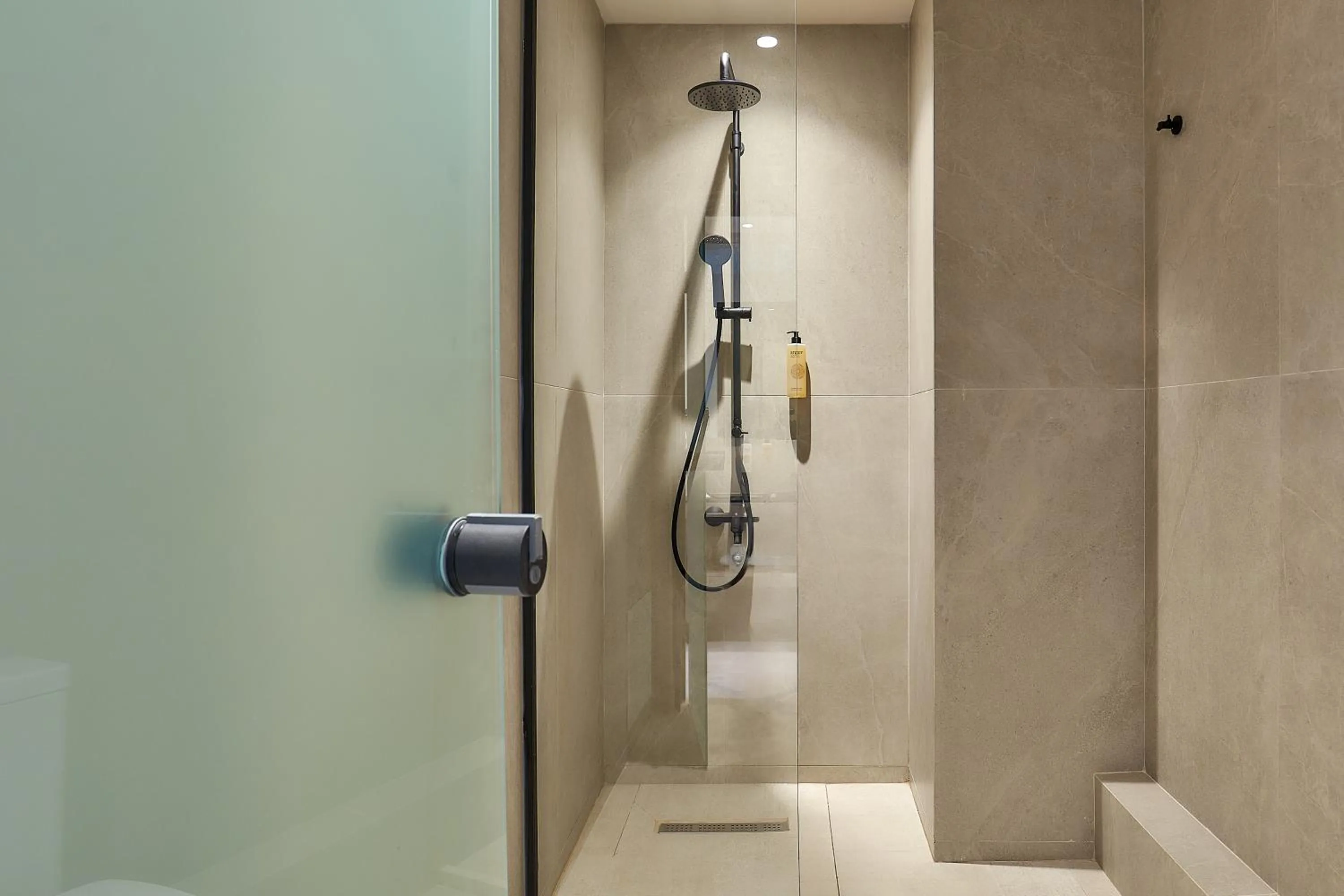 Shower in Sentido Amounda Bay