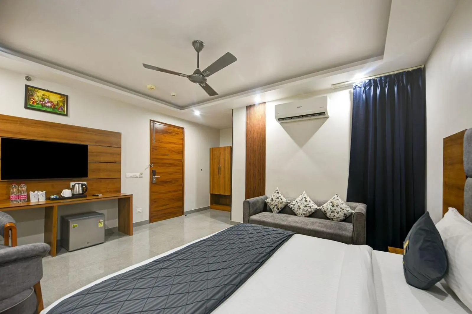 Living room, Bed in Kelvish Hotel- Delhi Airport