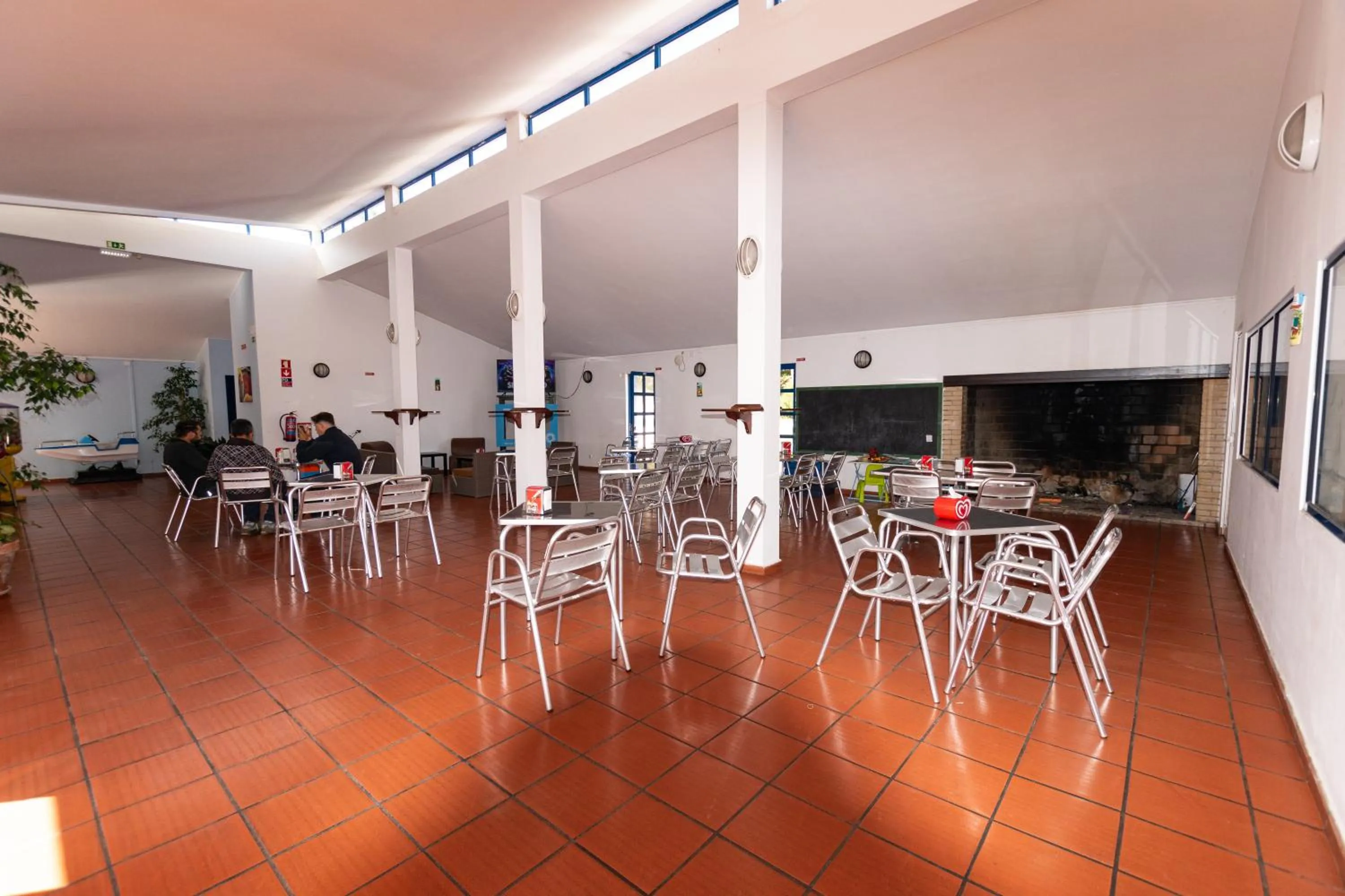 Communal lounge/ TV room in Parque de Campismo Orbitur Sitava Milfontes