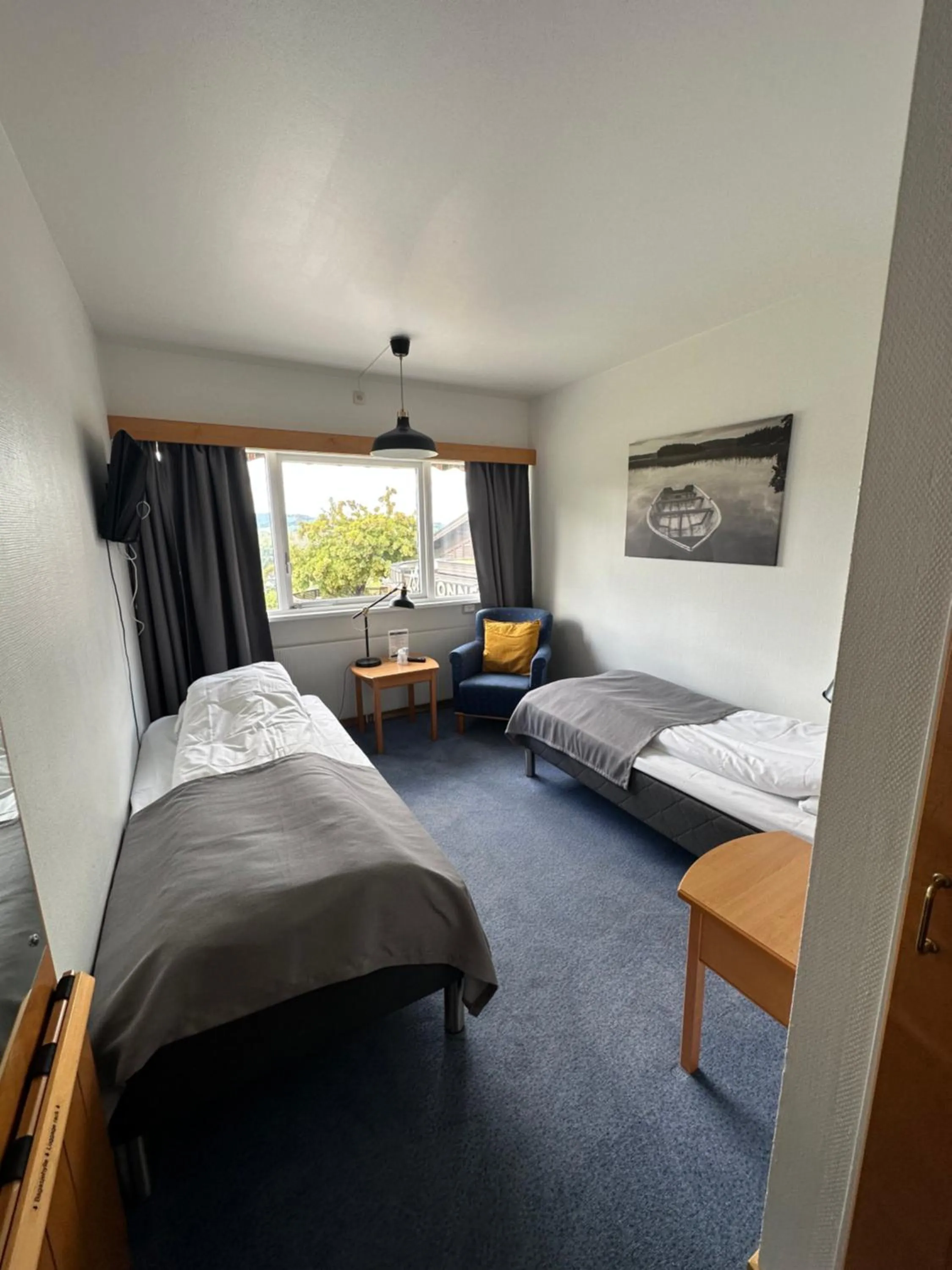 Seating area, Bed in Honne Hotell