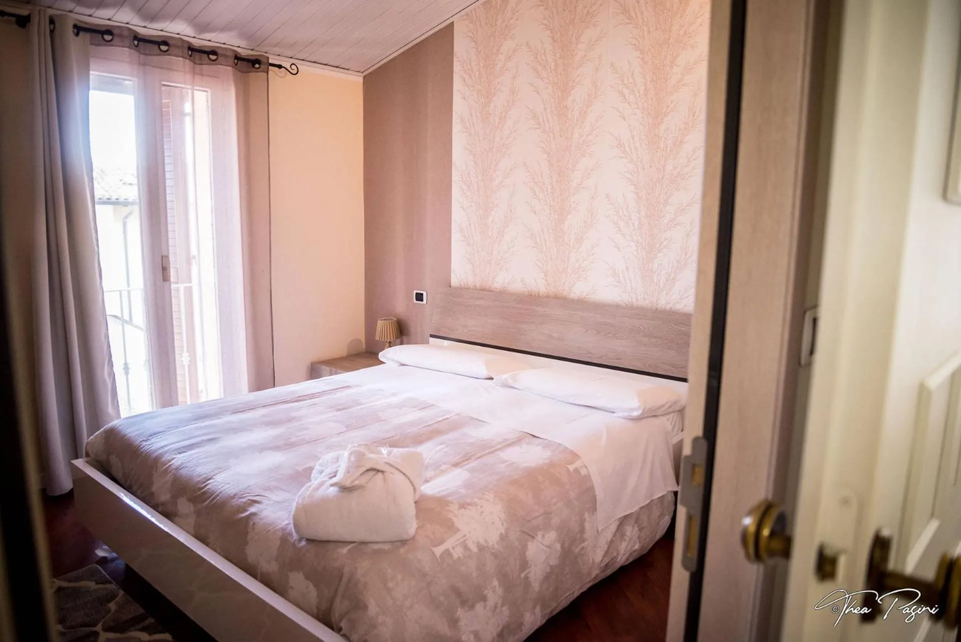 Bed in Hotel Lonatino