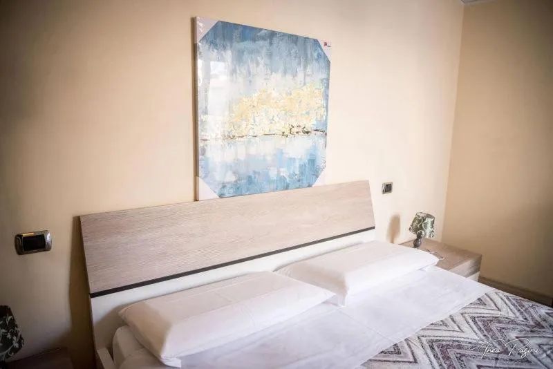 Bed in Hotel Lonatino