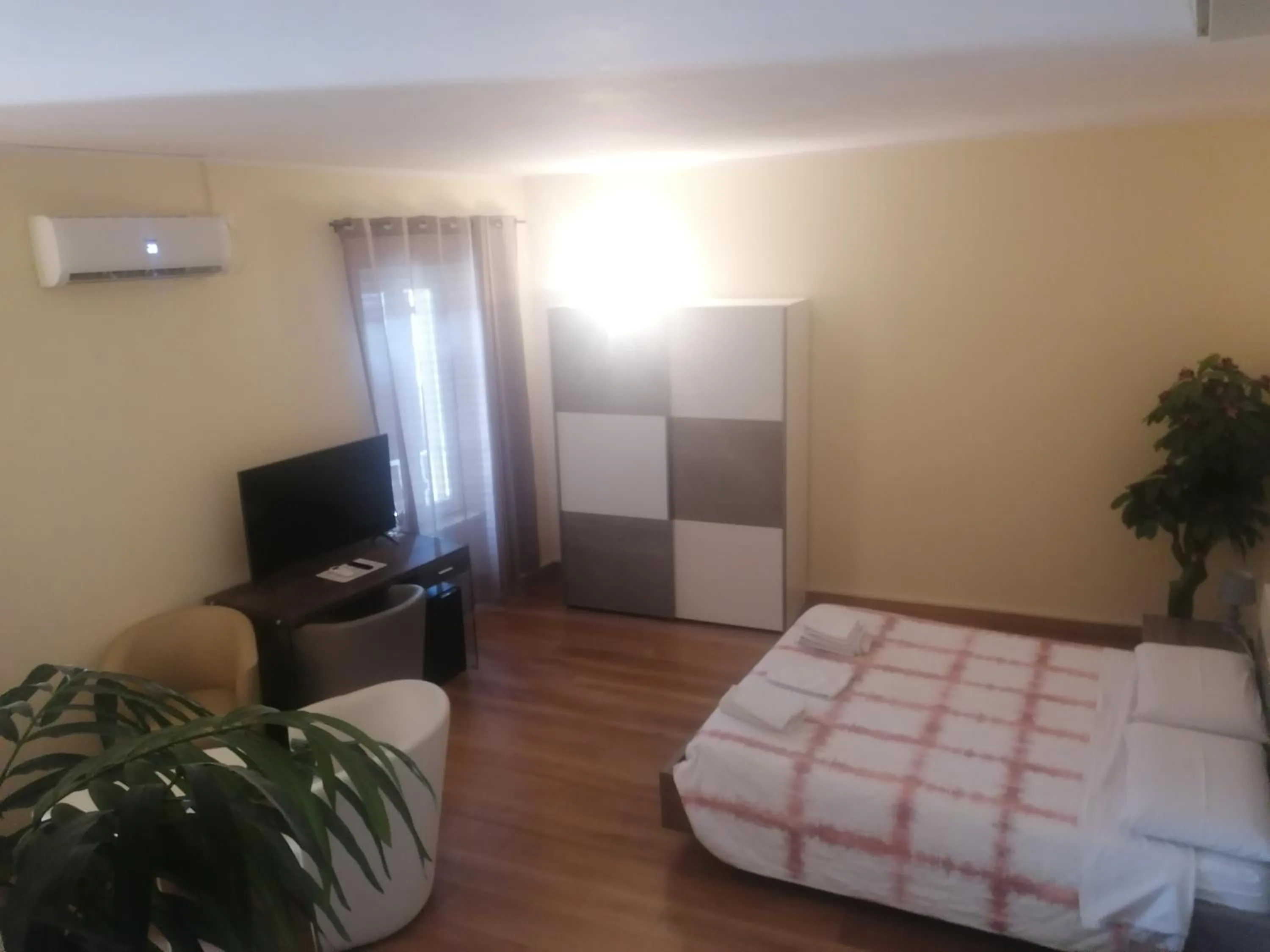 Bed in Hotel Lonatino