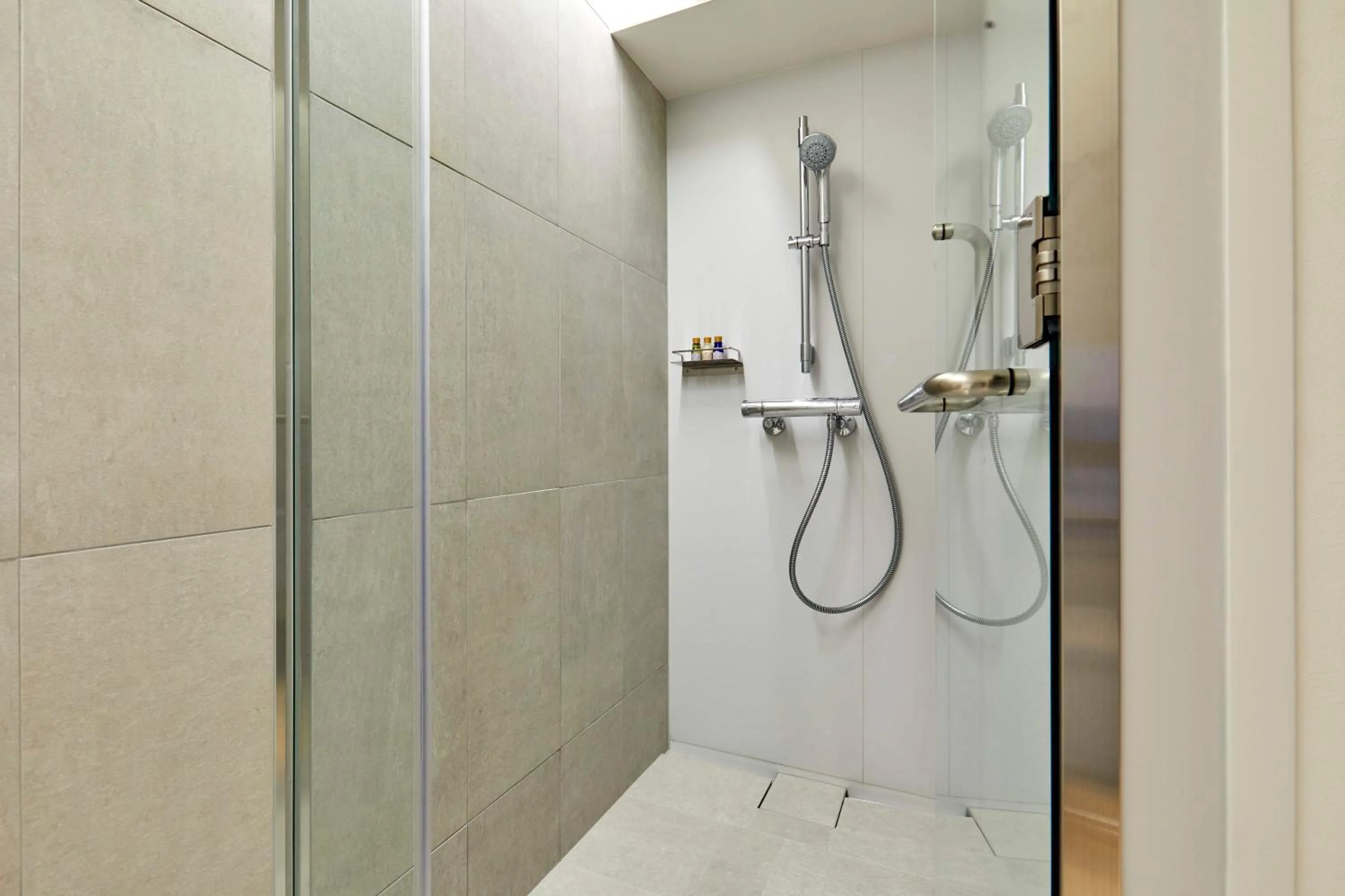 Shower in TSUKI Tokyo