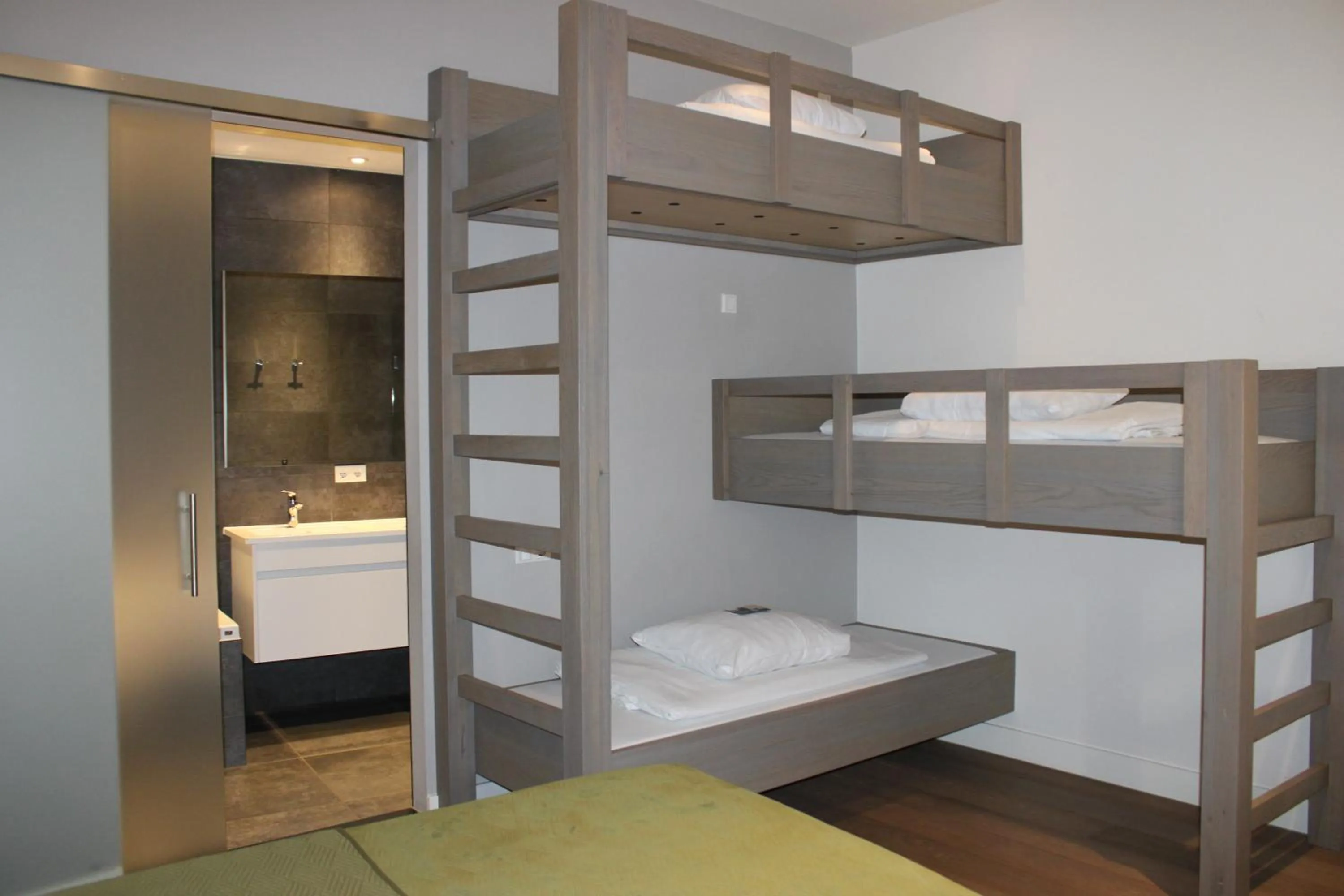 Bathroom, Bed in Hotel 't Peperhuys