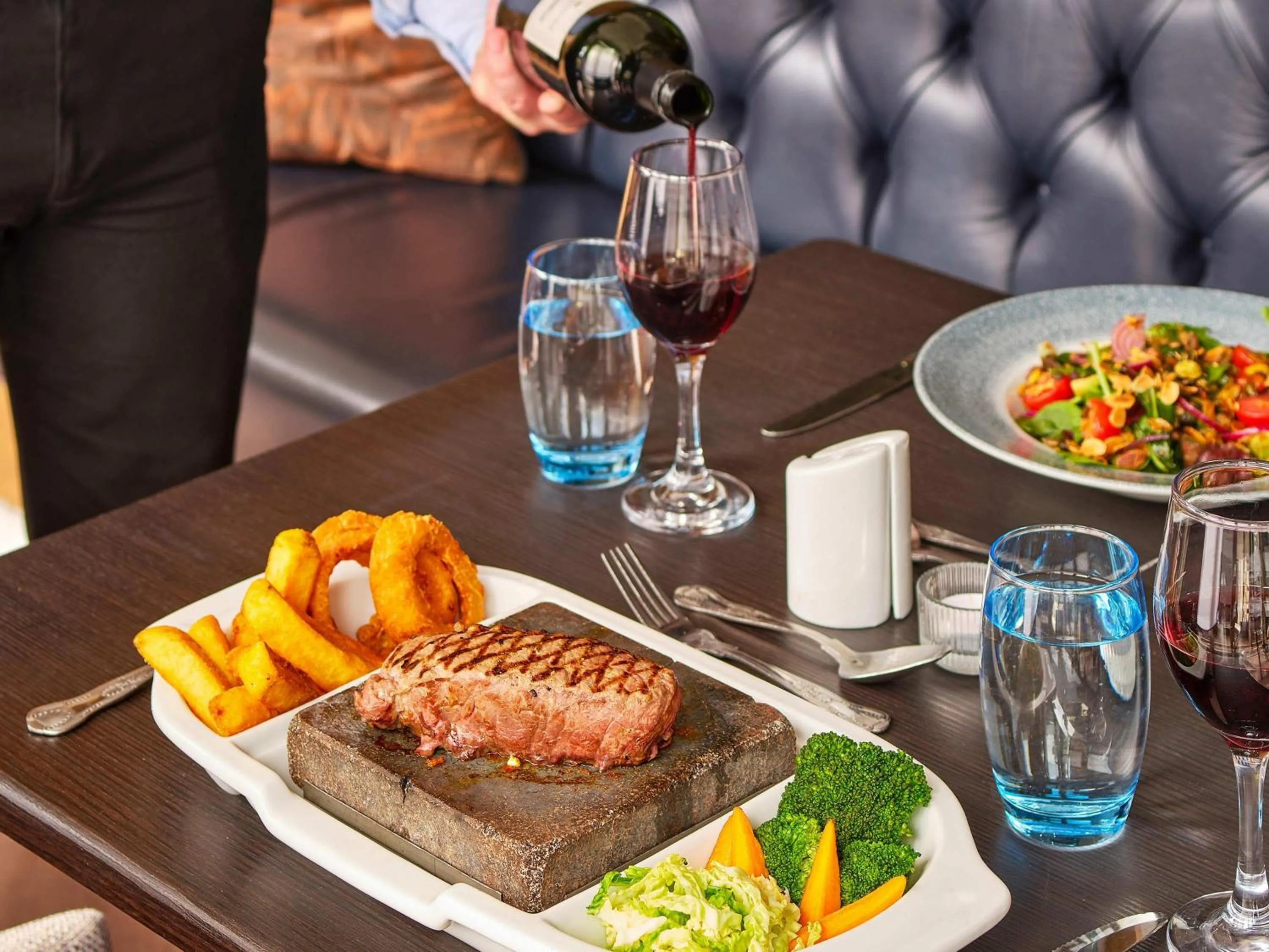 Restaurant/places to eat in Mercure Milton Keynes Hotel