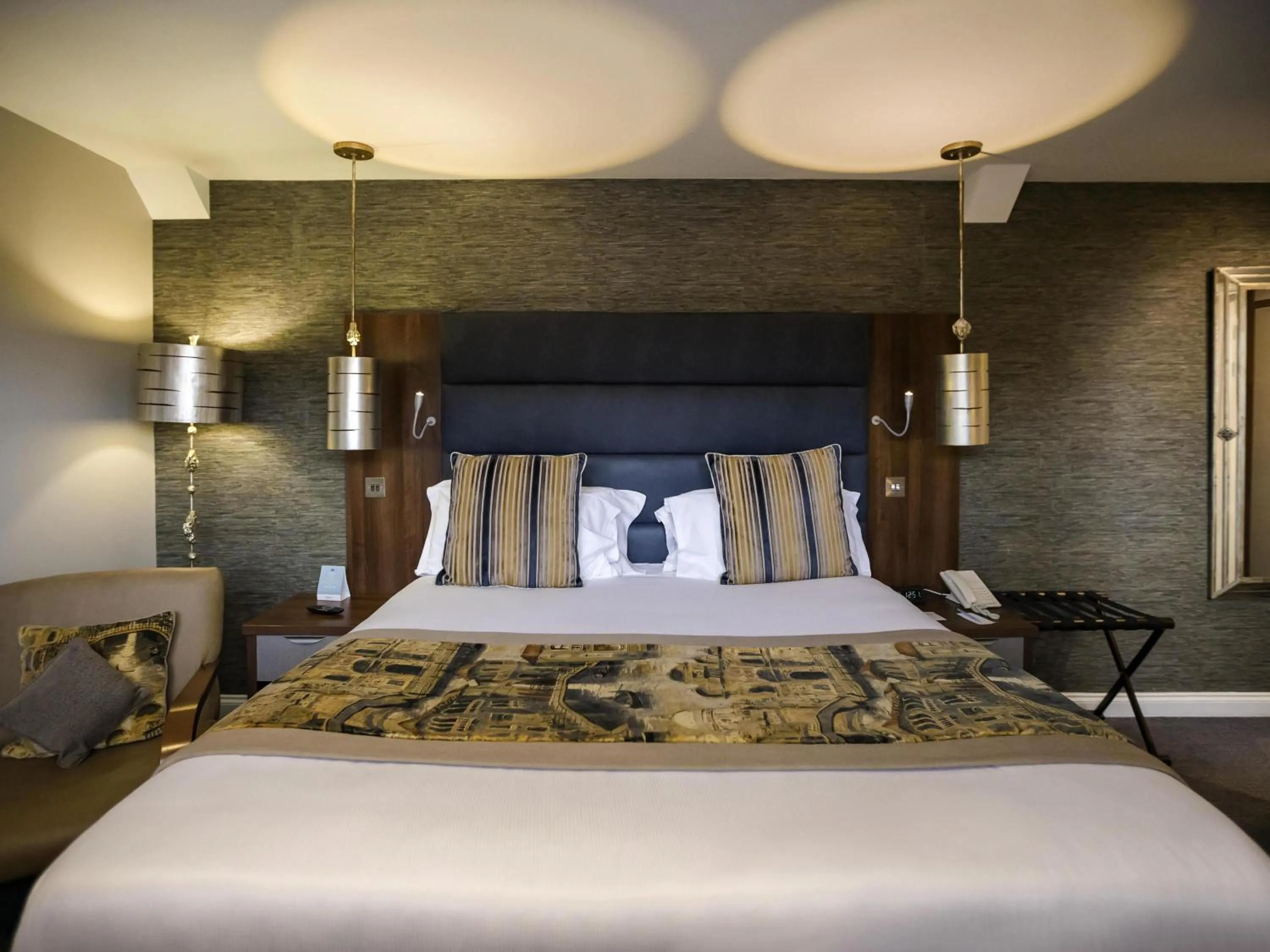 Bedroom, Bed in Mercure Milton Keynes Hotel