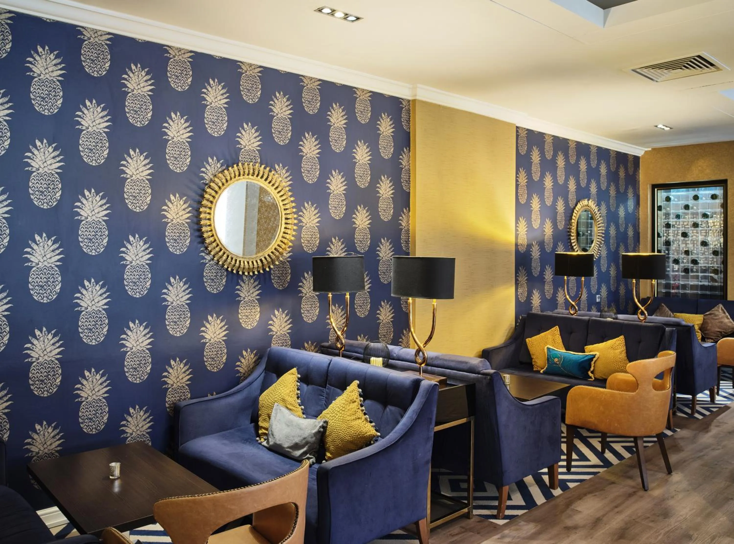 Lounge or bar in Mercure Milton Keynes Hotel