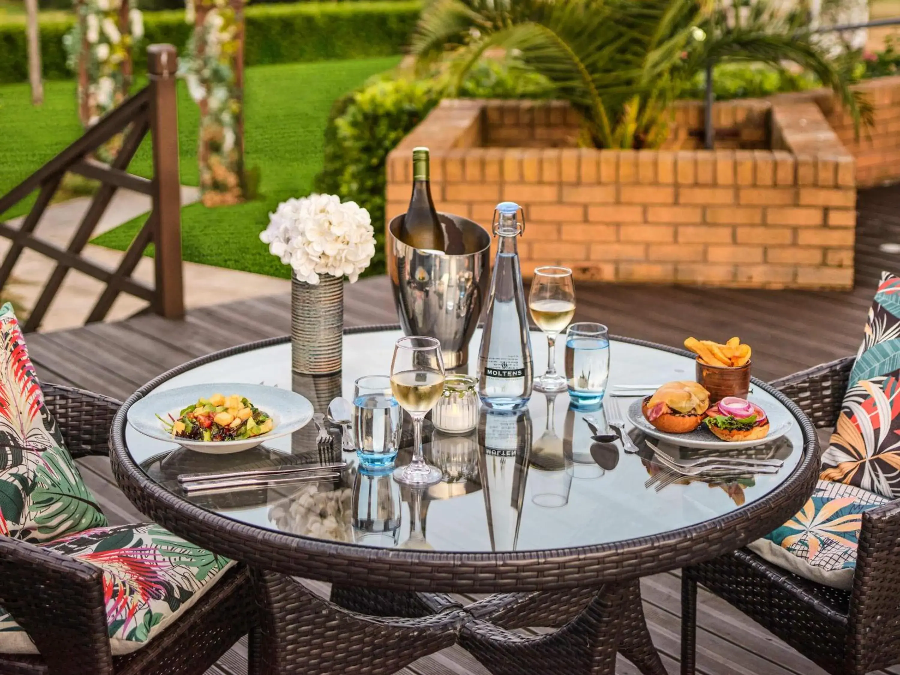 Restaurant/places to eat in Mercure Milton Keynes Hotel Restaurant/places to eat in Mercure Milton Keynes Hotel