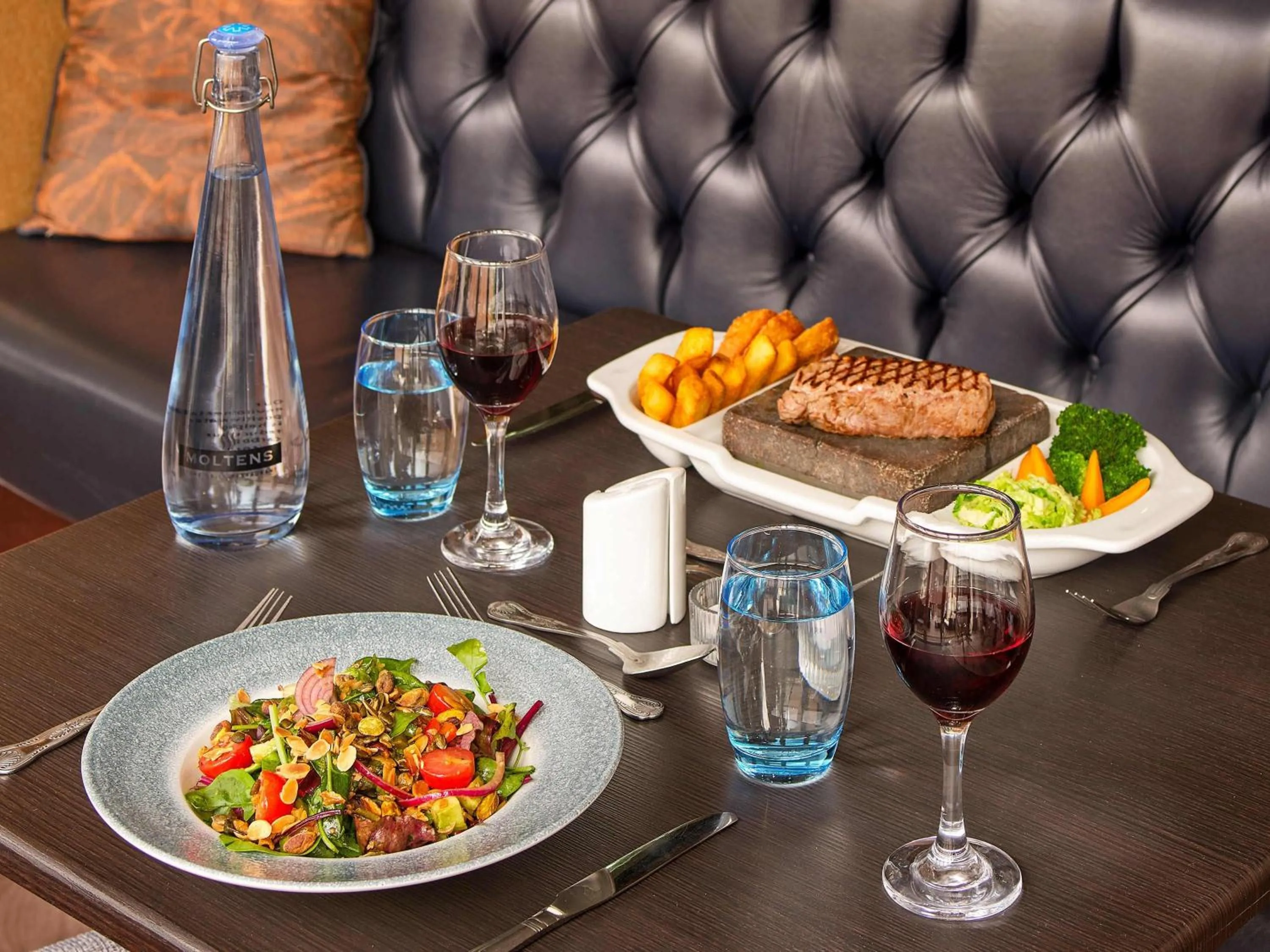 Restaurant/places to eat in Mercure Milton Keynes Hotel