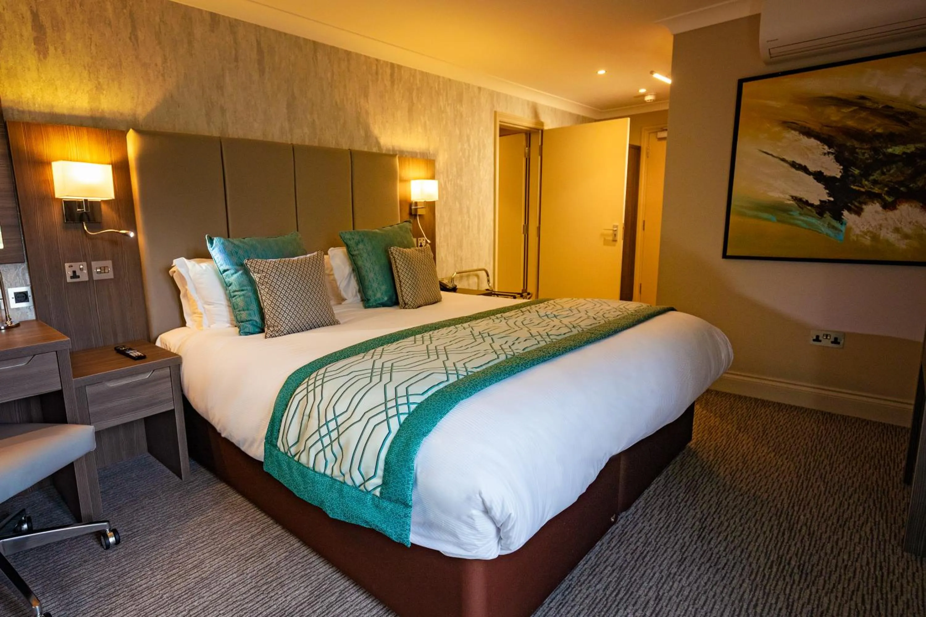 Bed in Mercure Milton Keynes Hotel