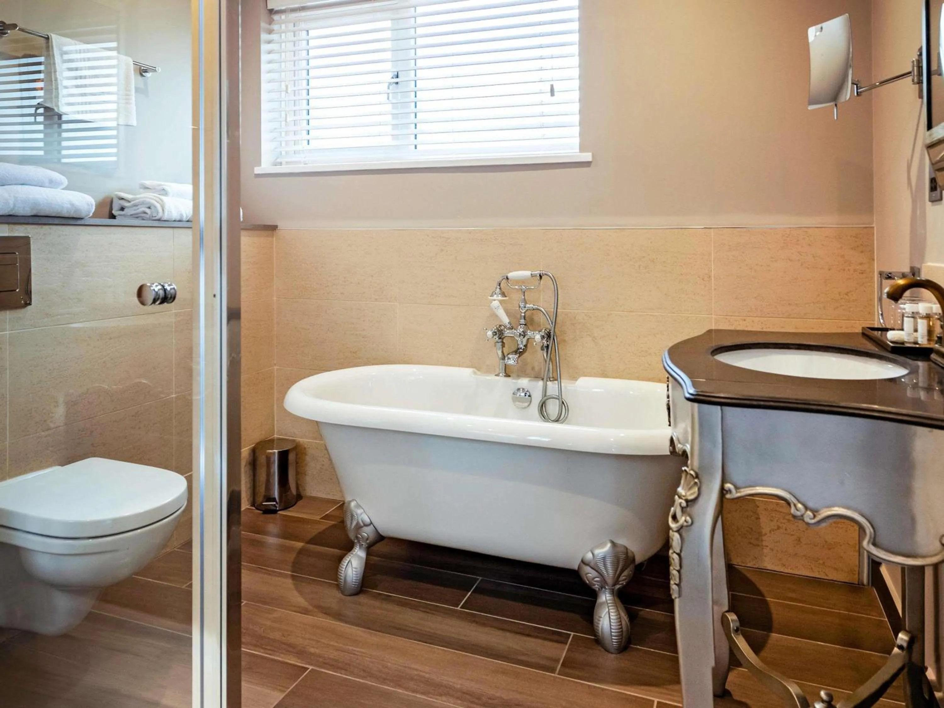 Bedroom in Mercure Milton Keynes Hotel