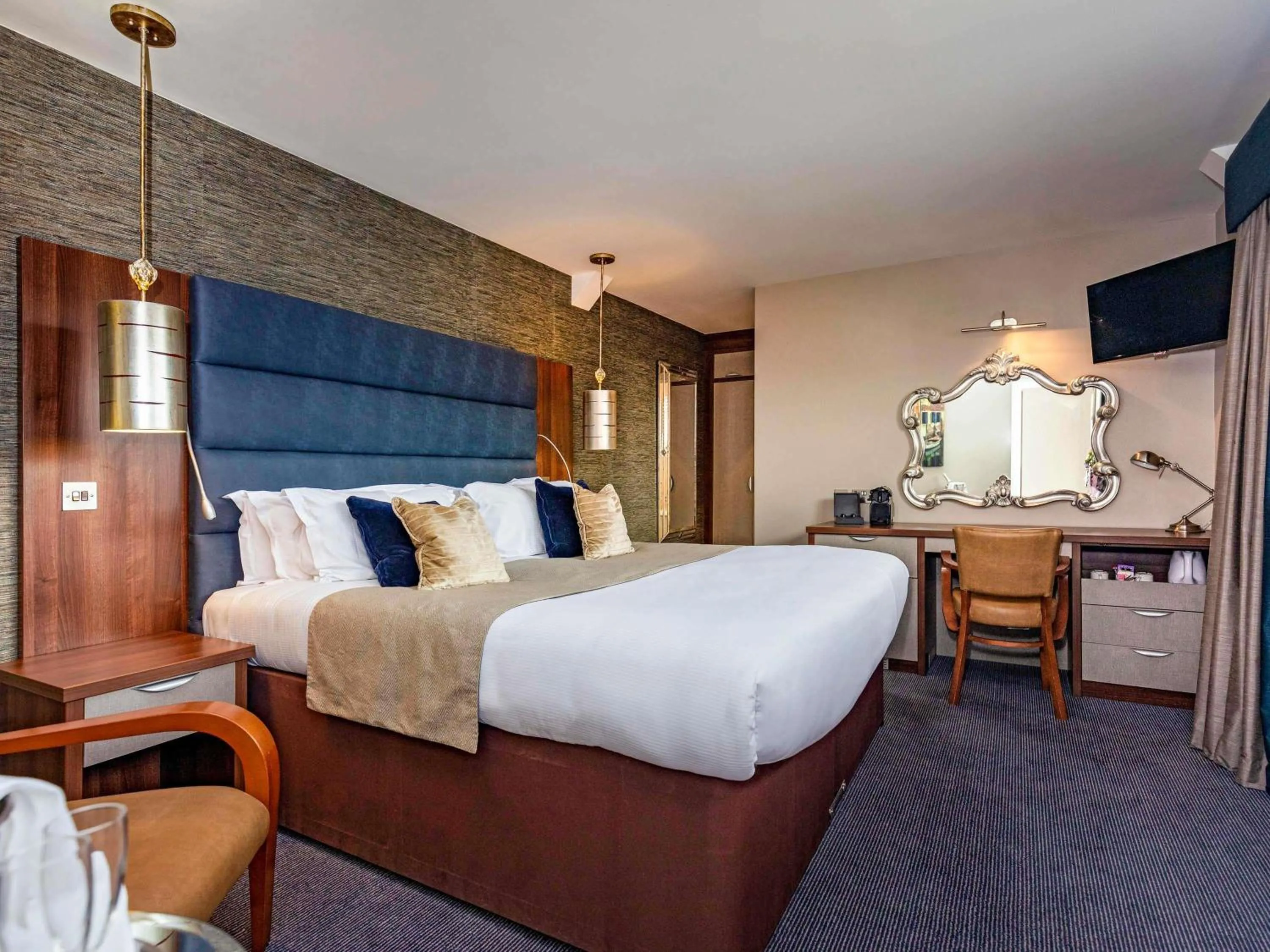 Bedroom, Bed in Mercure Milton Keynes Hotel