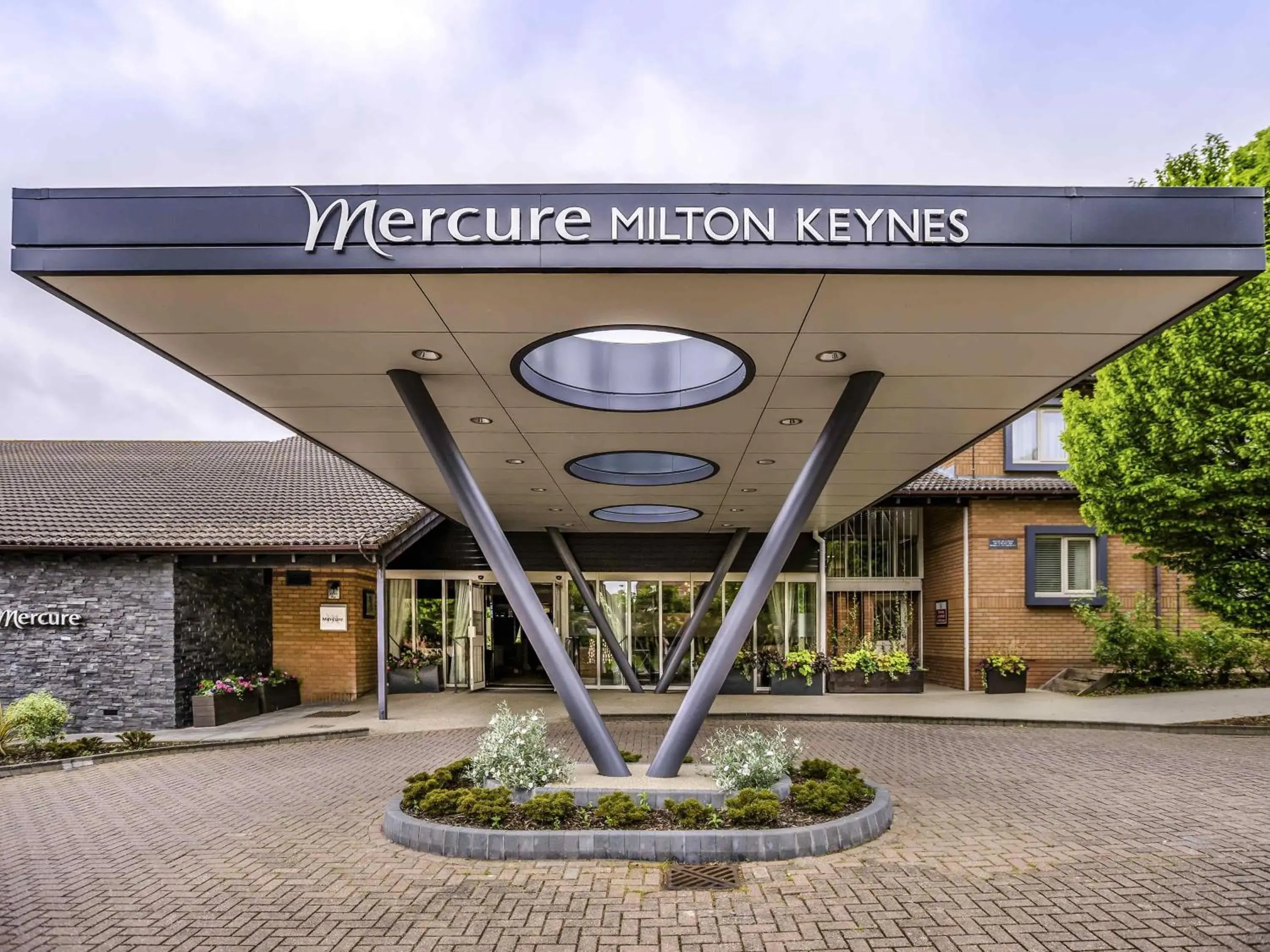 Property building in Mercure Milton Keynes Hotel Property building in Mercure Milton Keynes Hotel