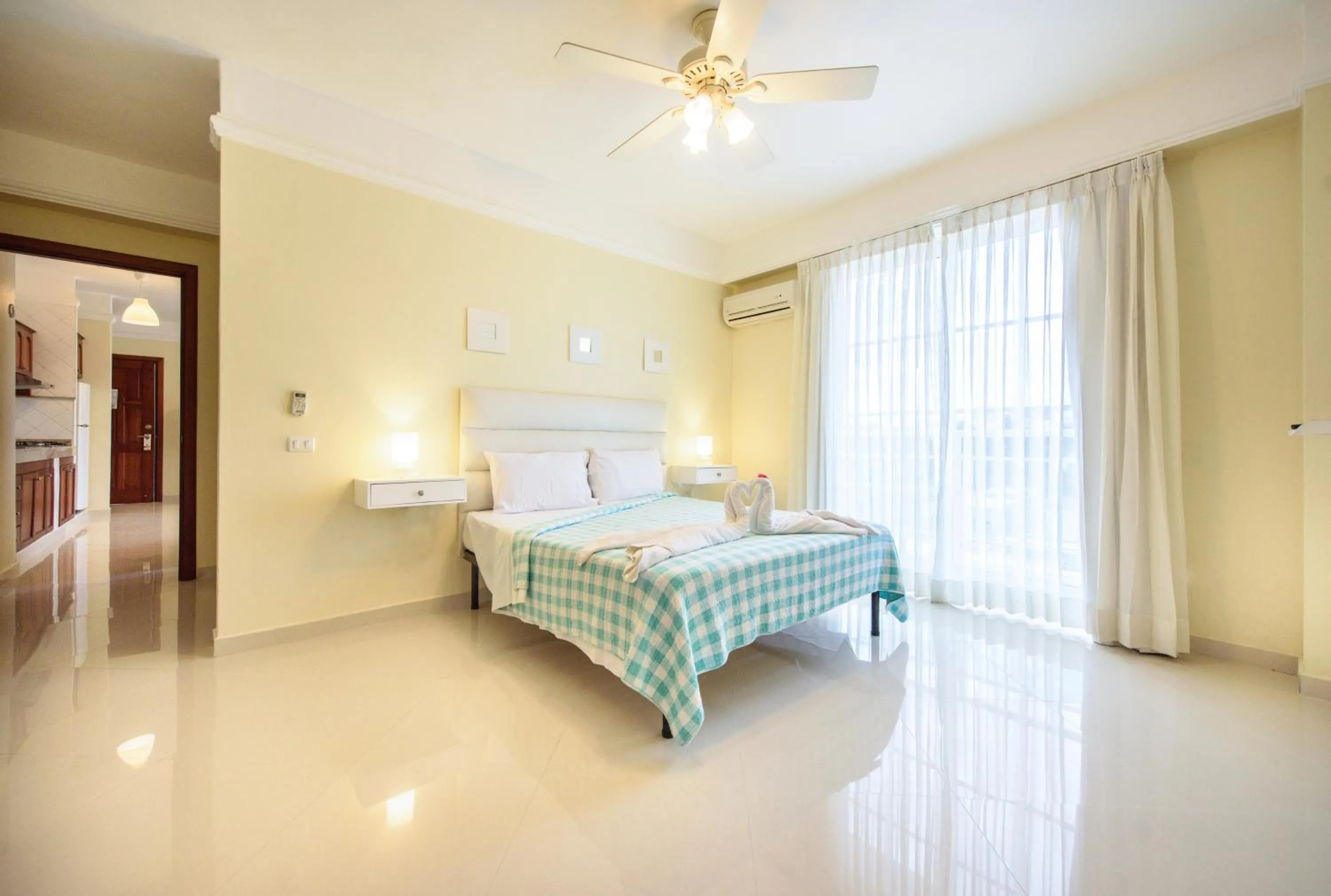 Photo of the whole room, Bed in Hotel Shakey