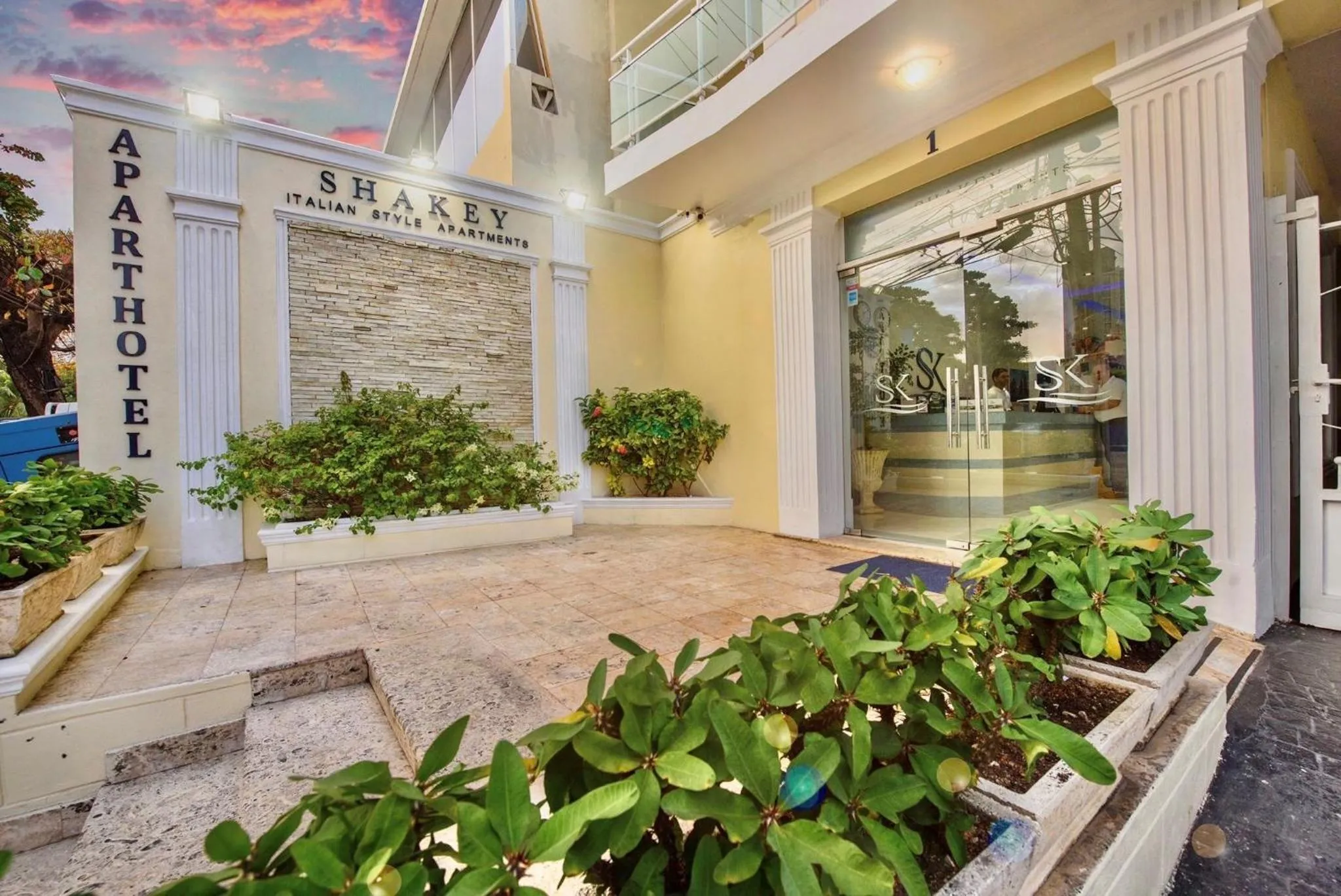 Facade/entrance in Hotel Shakey