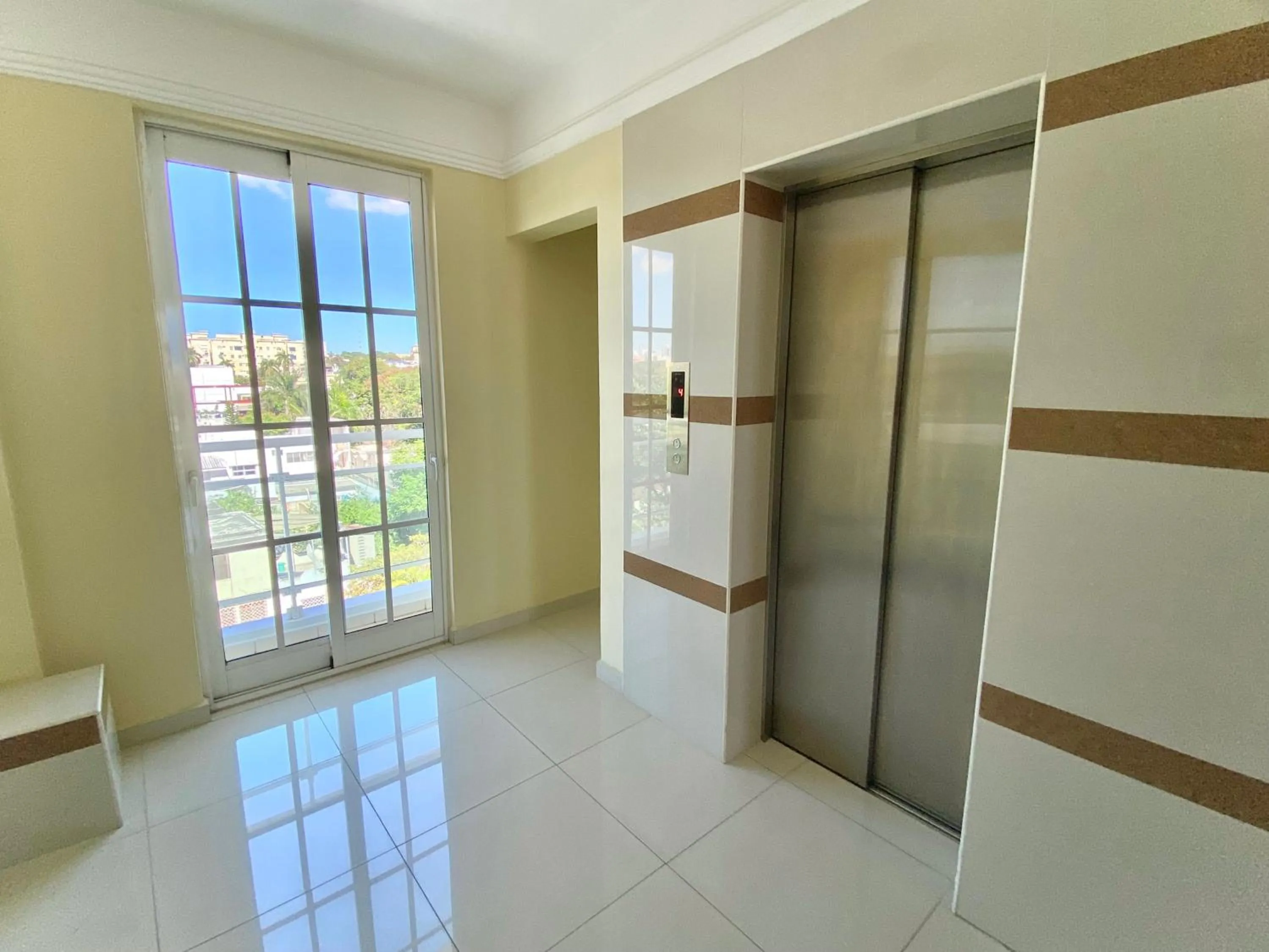 elevator in Hotel Shakey