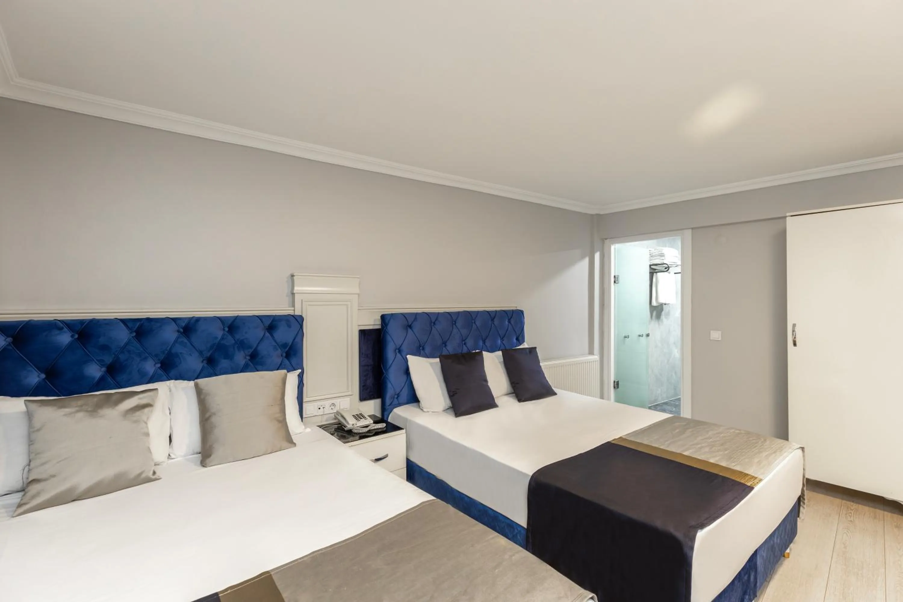 Photo of the whole room, Bed in Sirkeci Grand Family Hotel & SPA