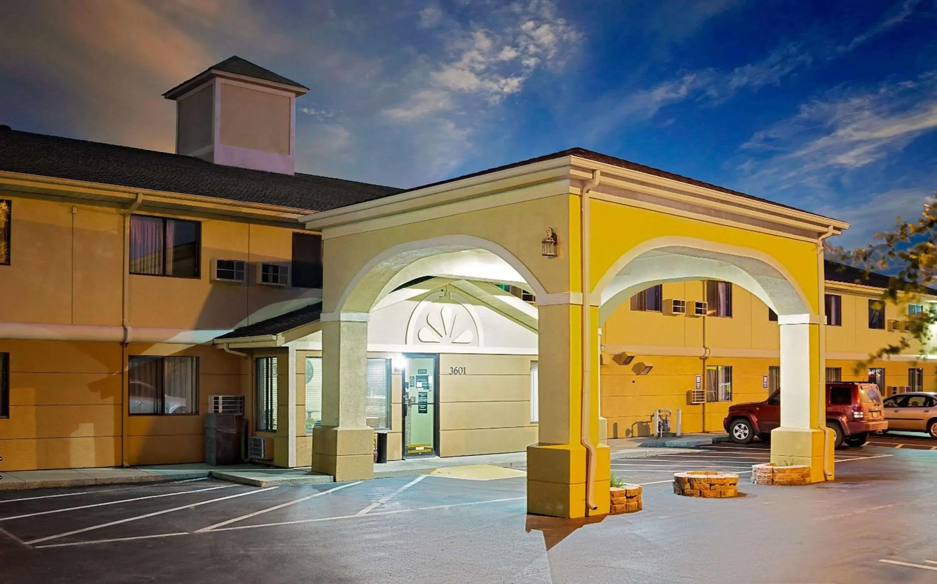 Property building in Super 8 by Wyndham Muncie/Ball St. College Area Property building in Super 8 by Wyndham Muncie/Ball St. College Area