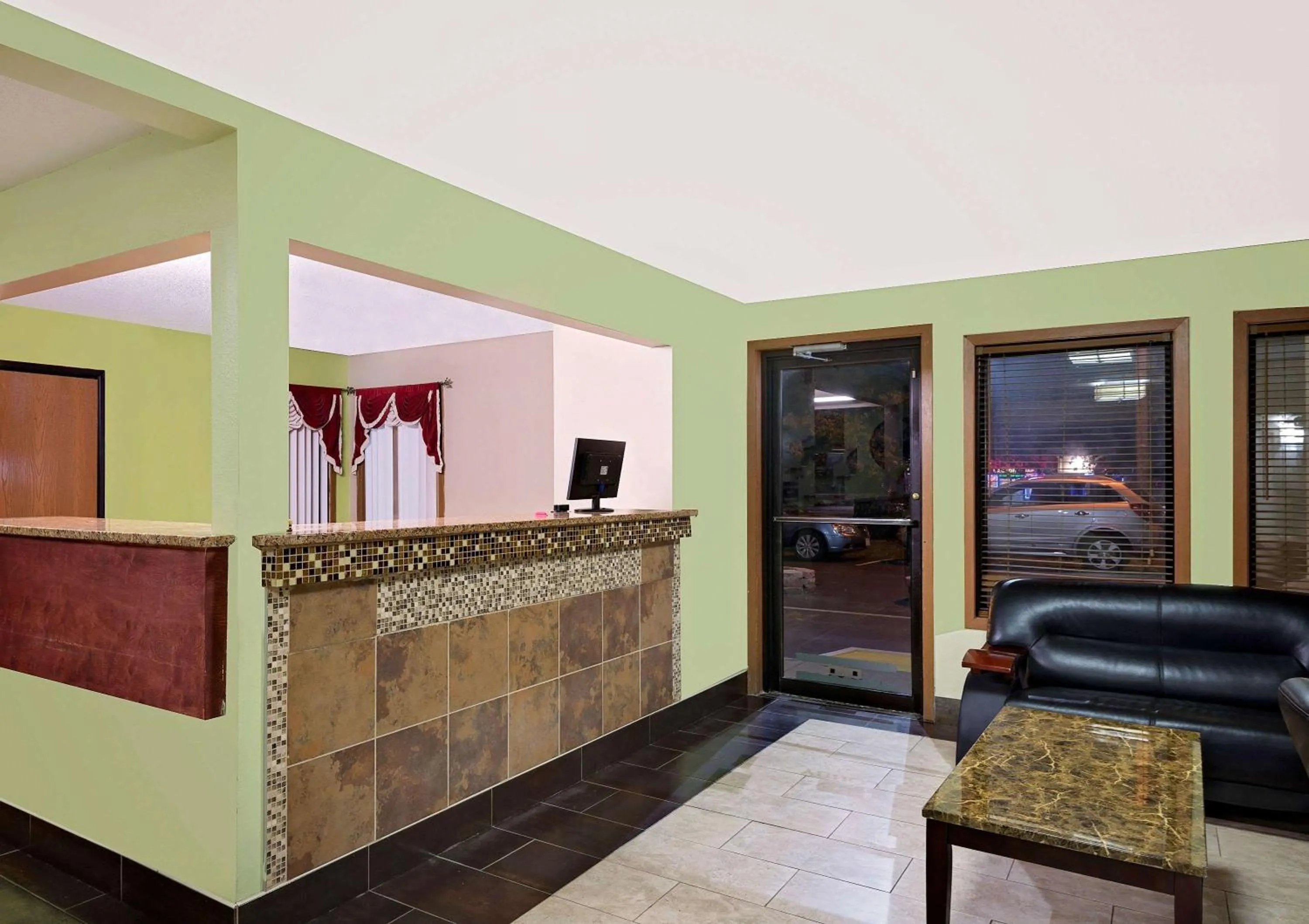 Lobby or reception in Super 8 by Wyndham Muncie/Ball St. College Area