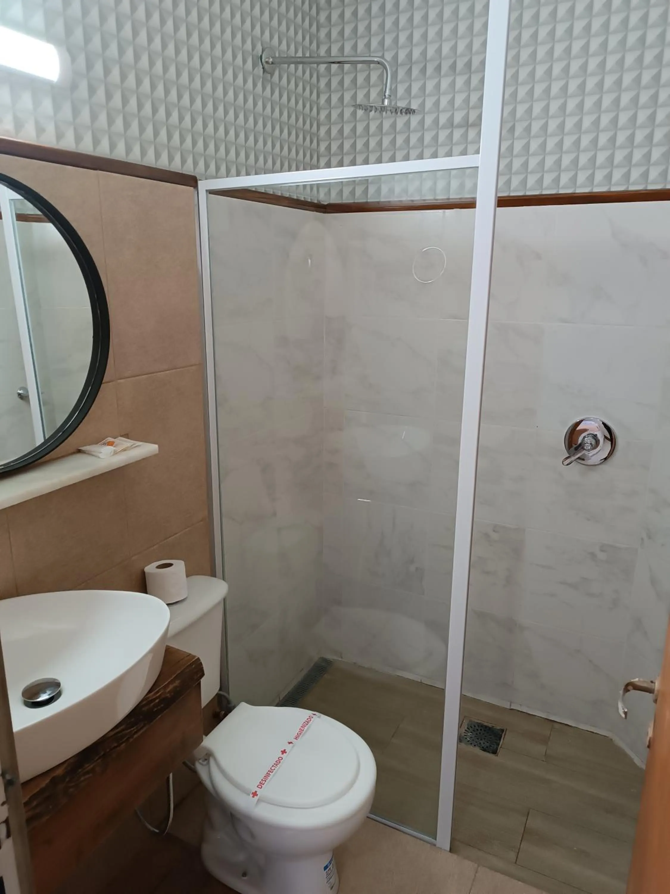 Shower in Hotel La Gran Manzana