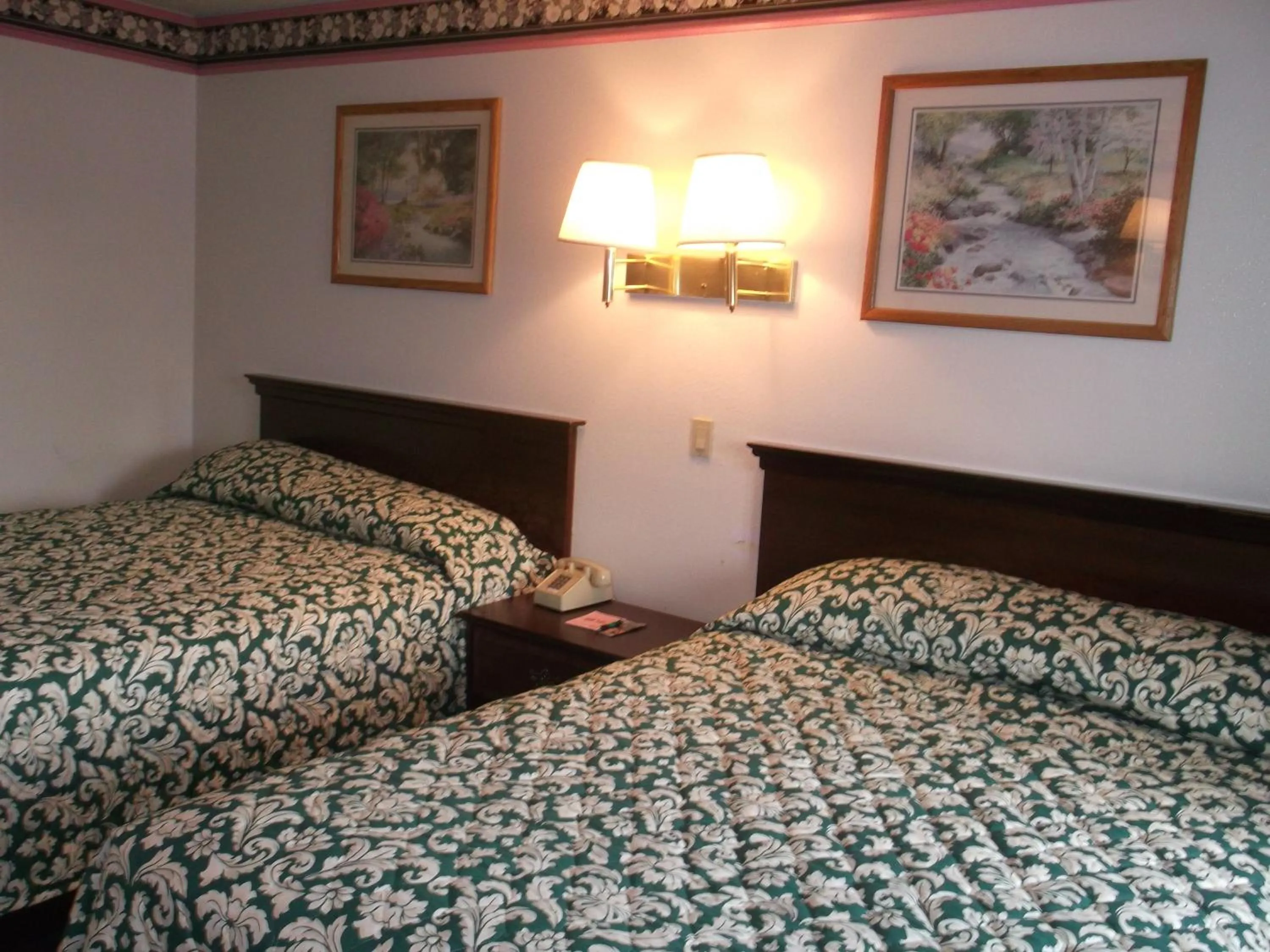 Bed in Sunrise Inn