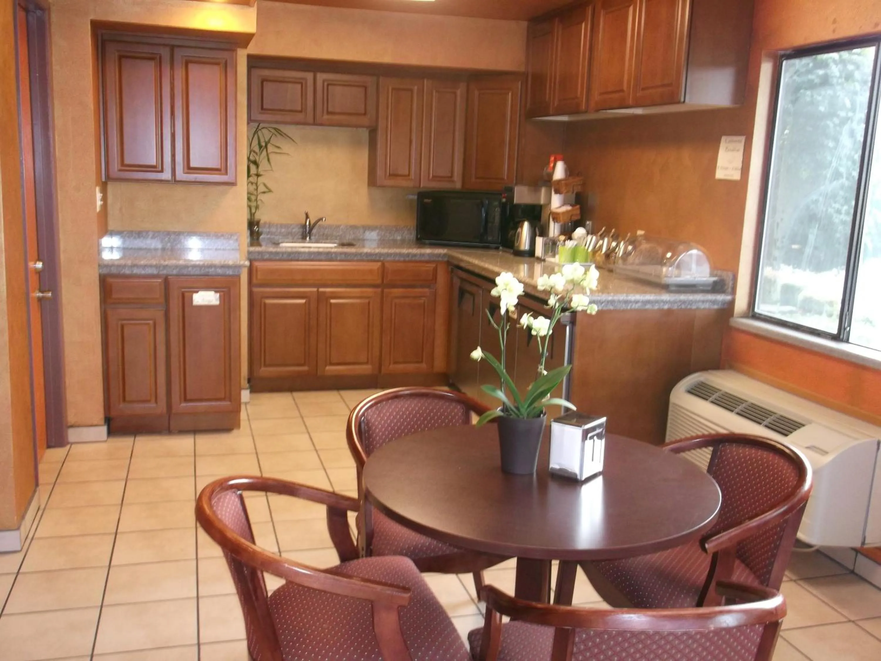 Restaurant/places to eat in Sunrise Inn