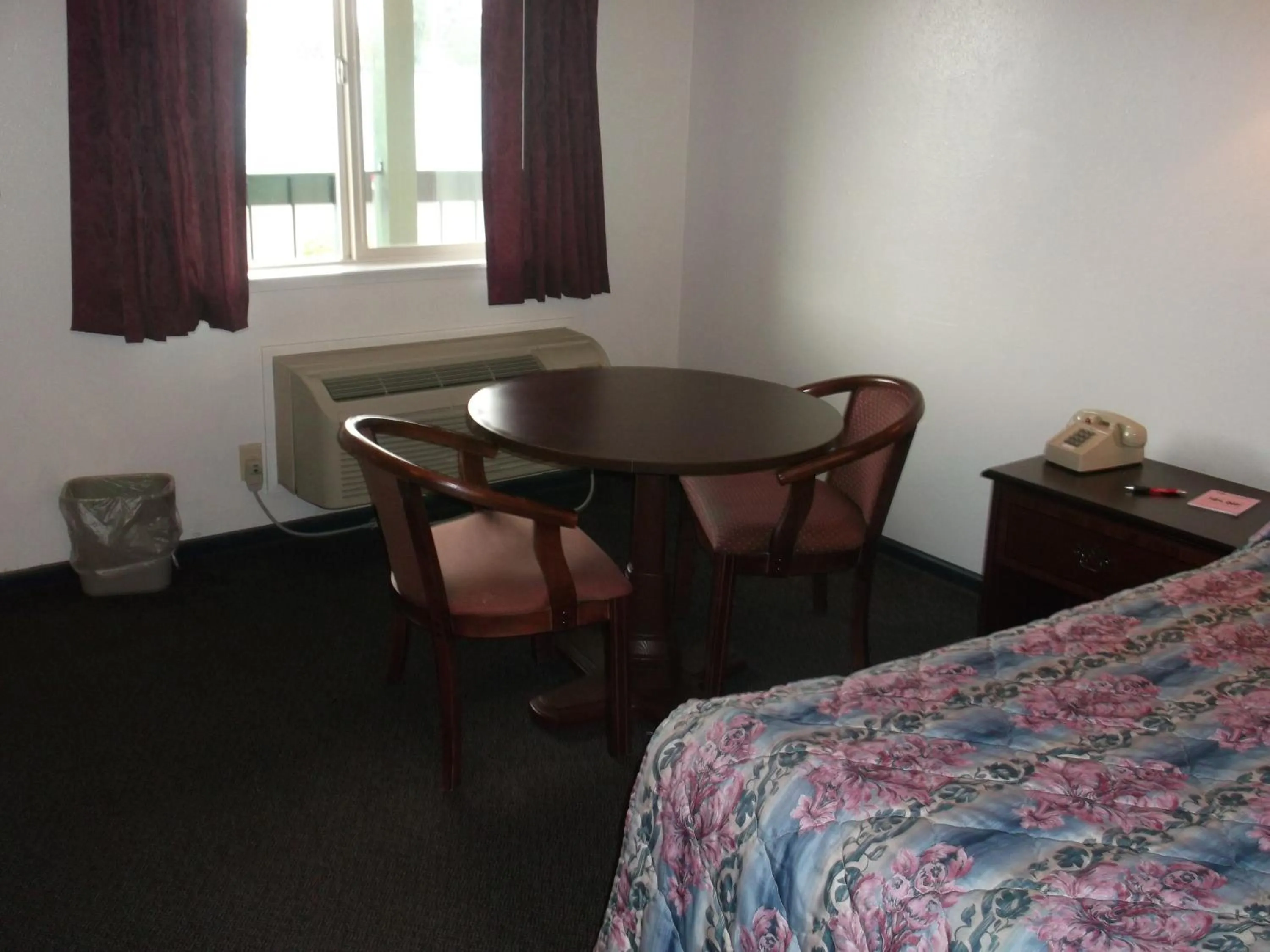 Seating area in Sunrise Inn