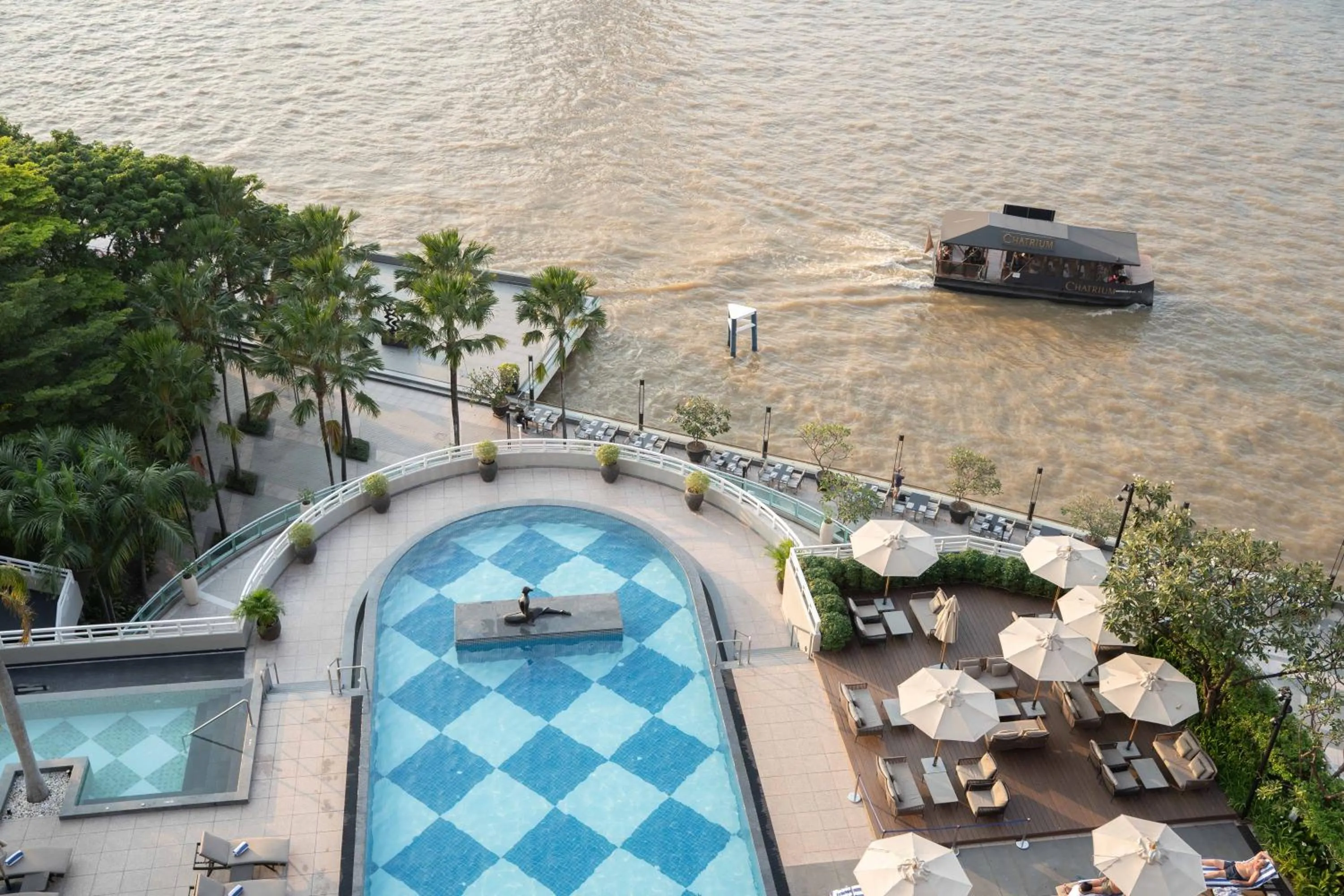 Swimming pool in Chatrium Hotel Riverside Bangkok