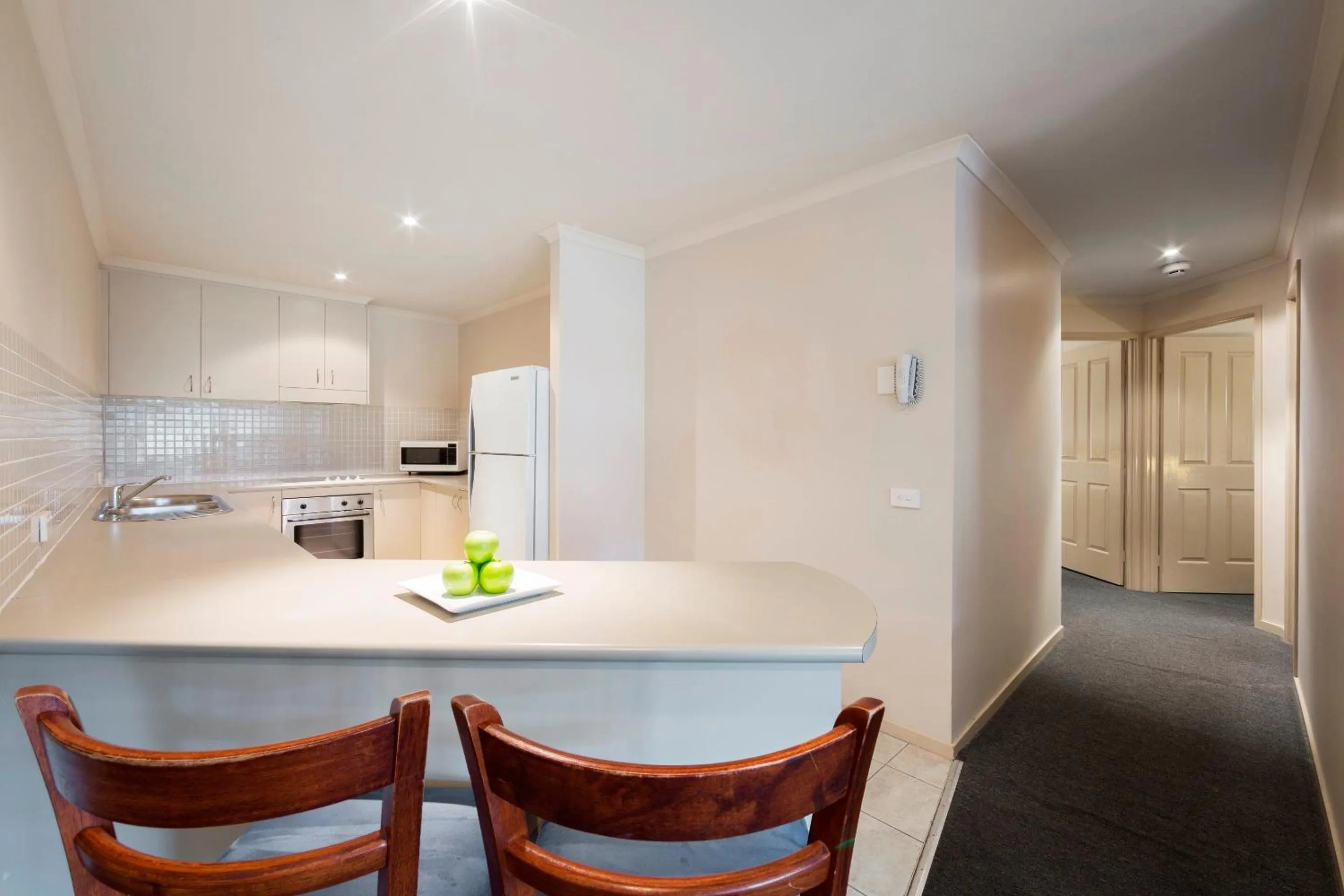 Kitchen or kitchenette in Canberra Parklands Central Apartment Hotel Official