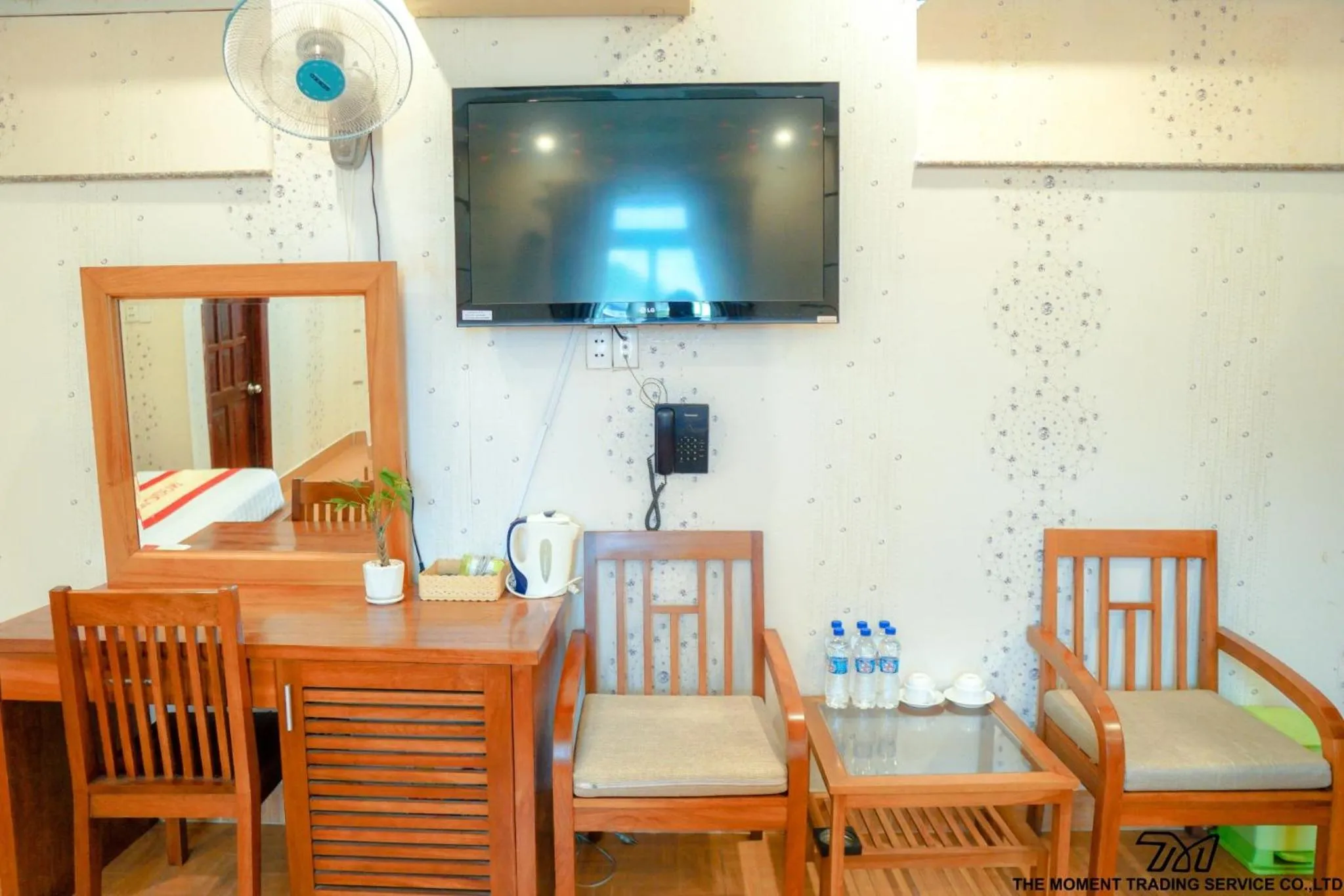 Communal lounge/ TV room in Seika Hotel by The Moment