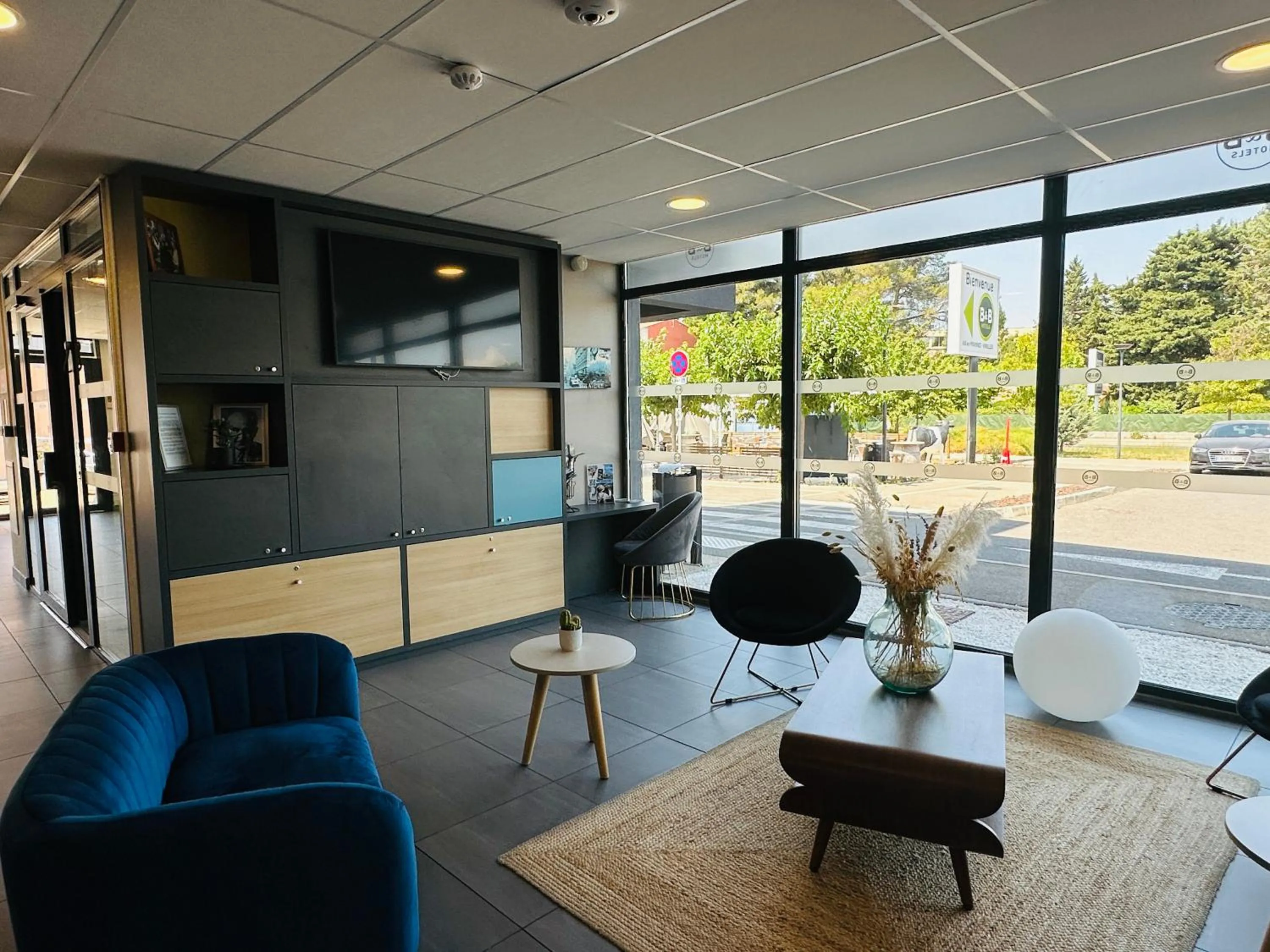 Communal lounge/ TV room in B&B HOTEL Aix en Provence Venelles