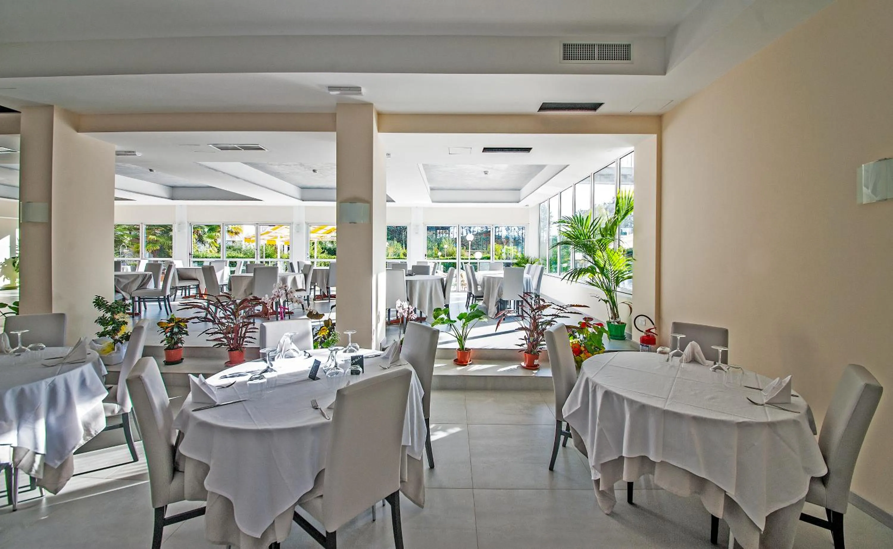 Restaurant/places to eat in Risthotel Airport