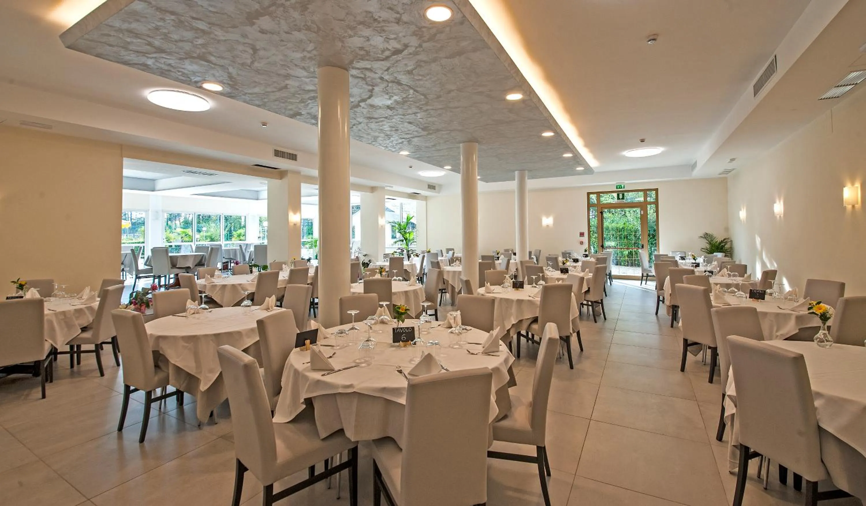 Restaurant/places to eat in Risthotel Airport