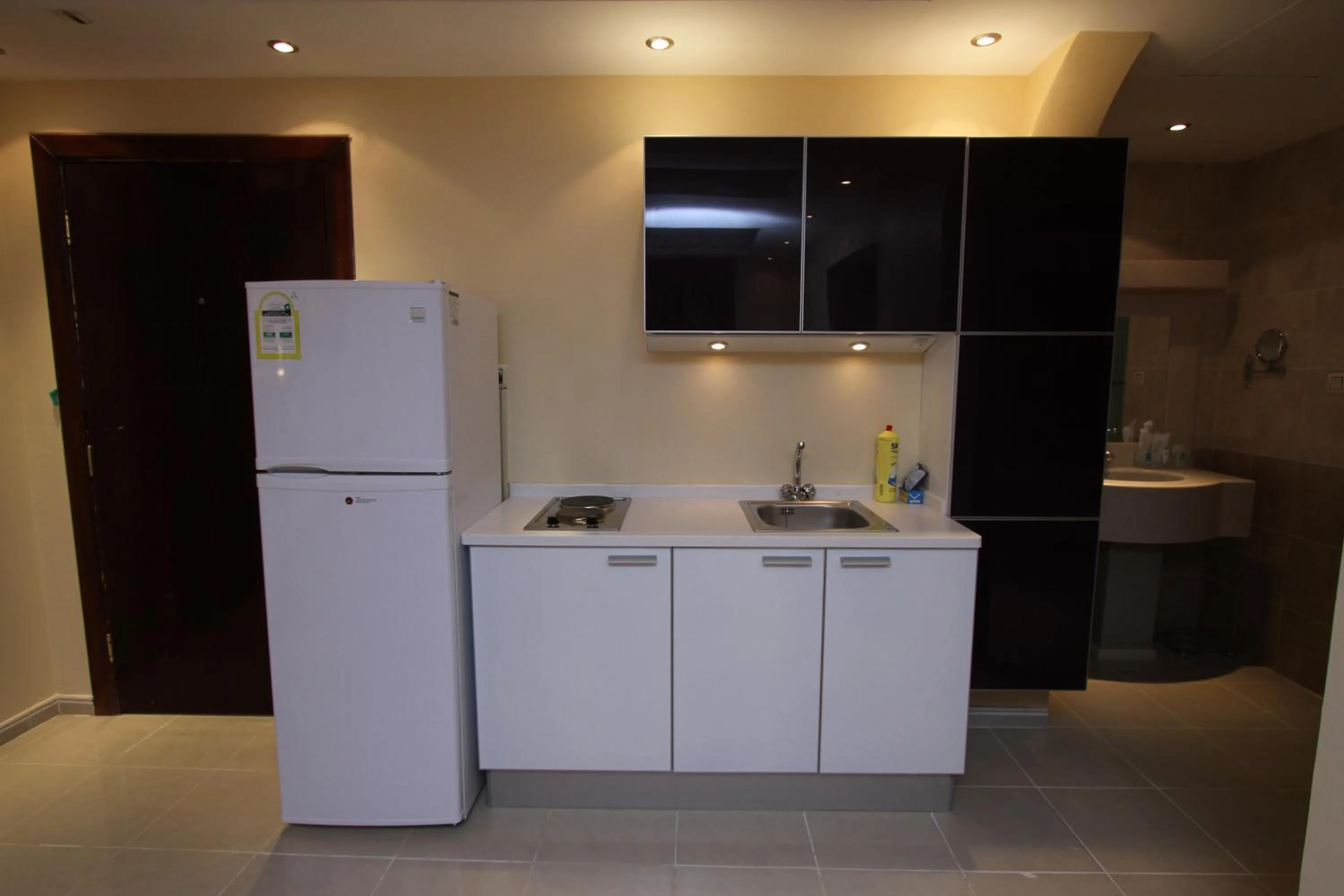 Kitchen or kitchenette in رؤوم إن للشقق المخدومة-Raoum Inn Serviced Apartments