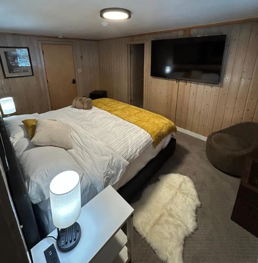 Bed in Silver Fork Lodge & Restaurant