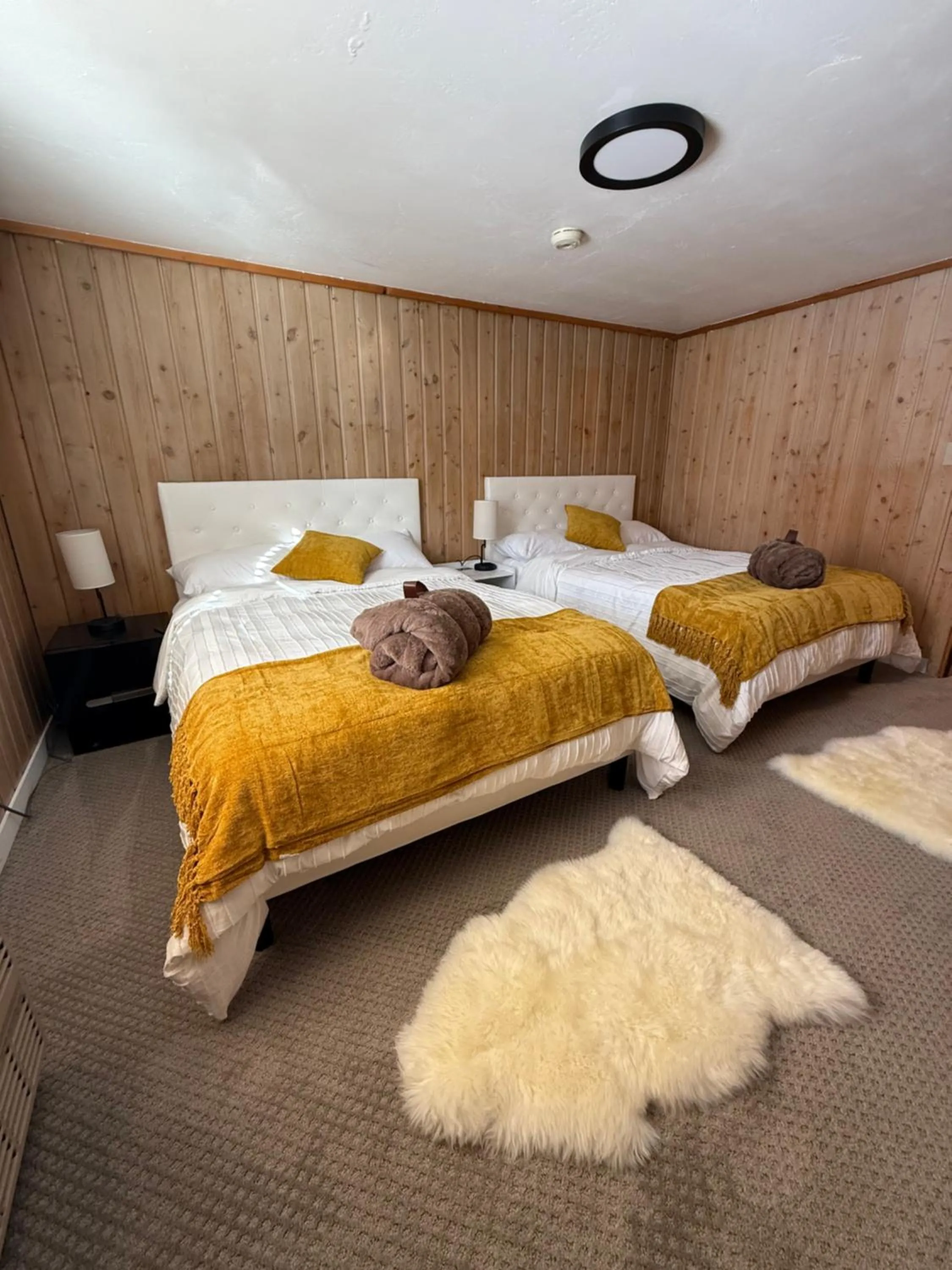 Bed in Silver Fork Lodge & Restaurant