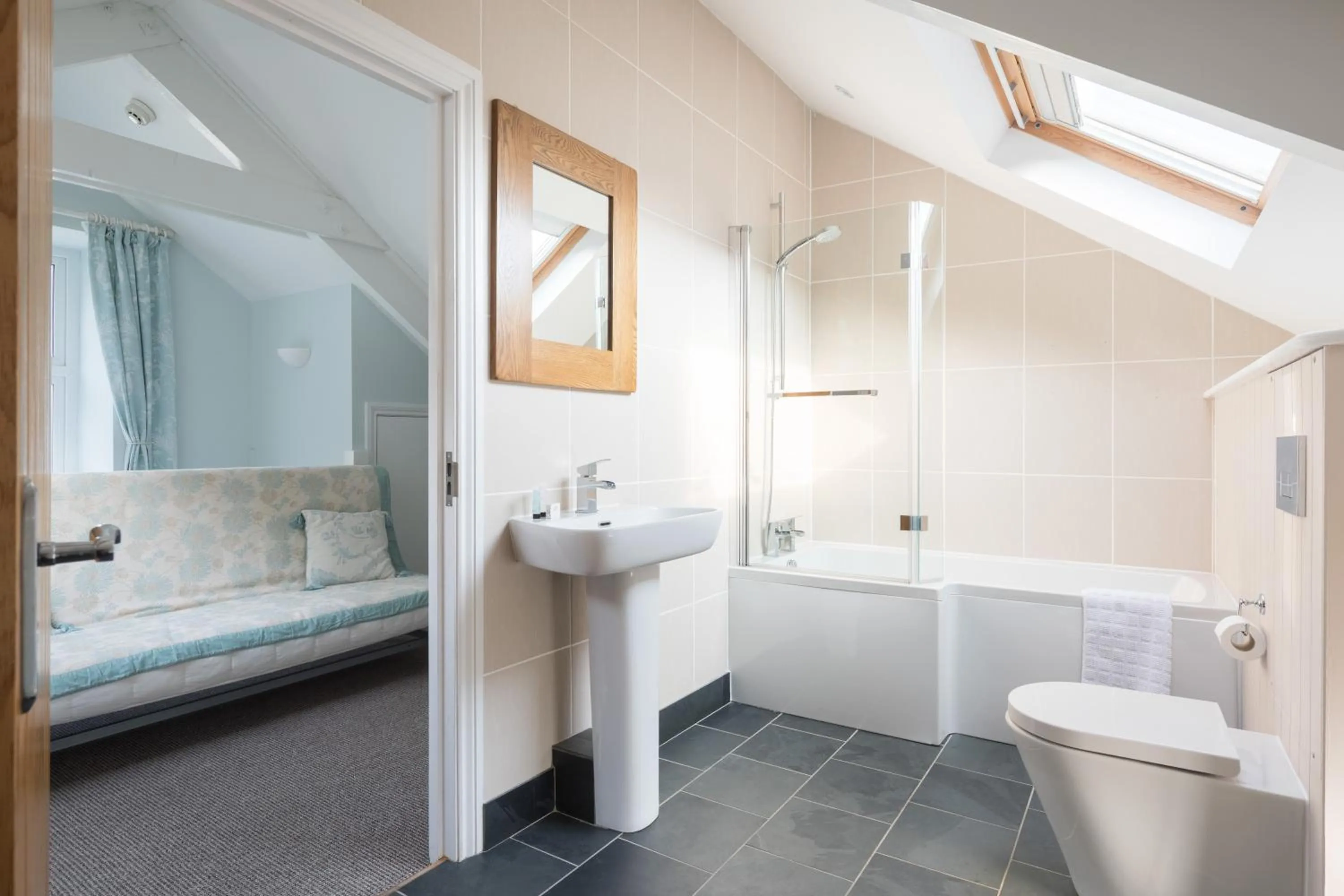 Shower, Bed in The Cambrian Inn