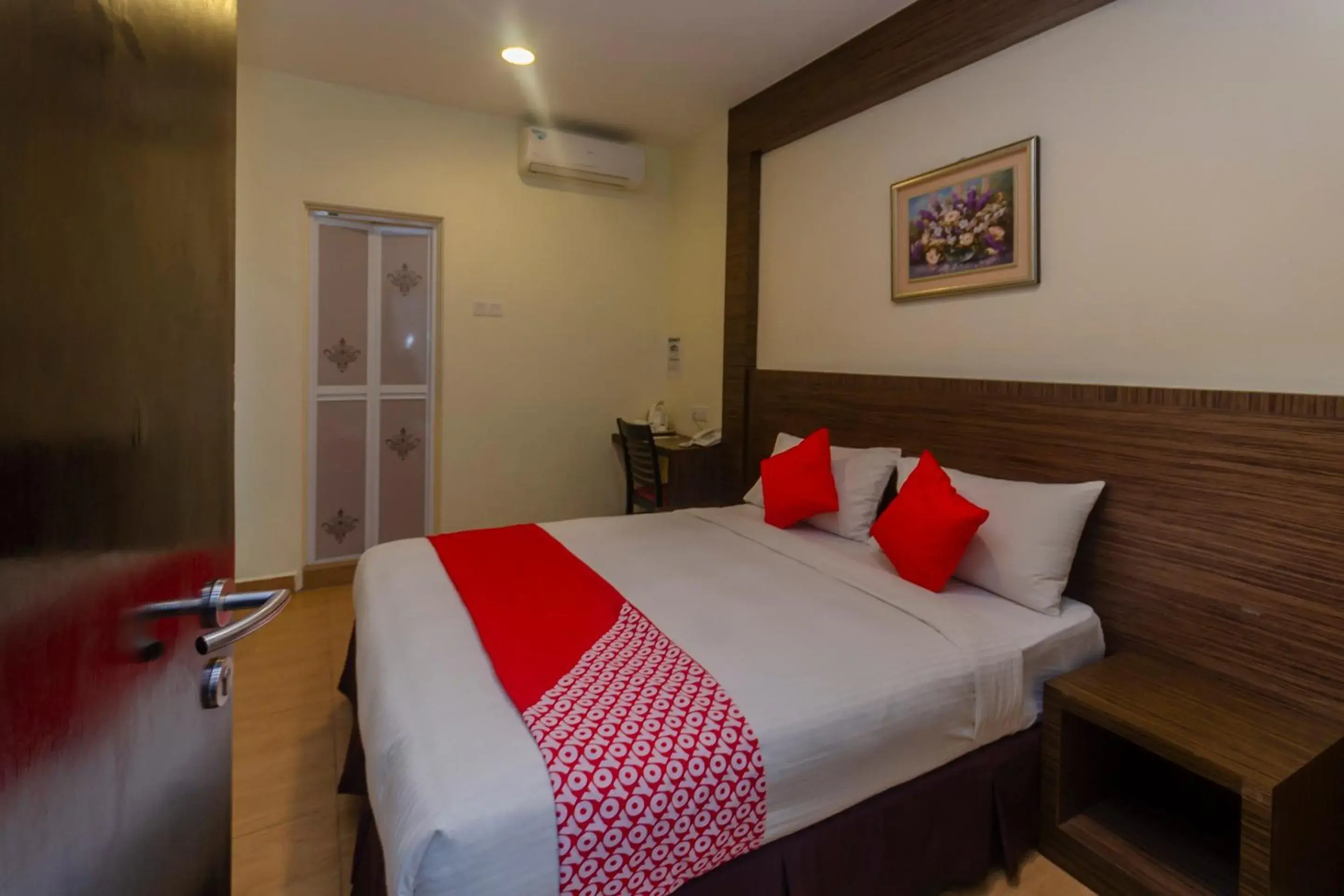 Standard Queen Room - single occupancy in Hotel O The Vintage Hotel Standard Queen Room - single occupancy in Hotel O The Vintage Hotel