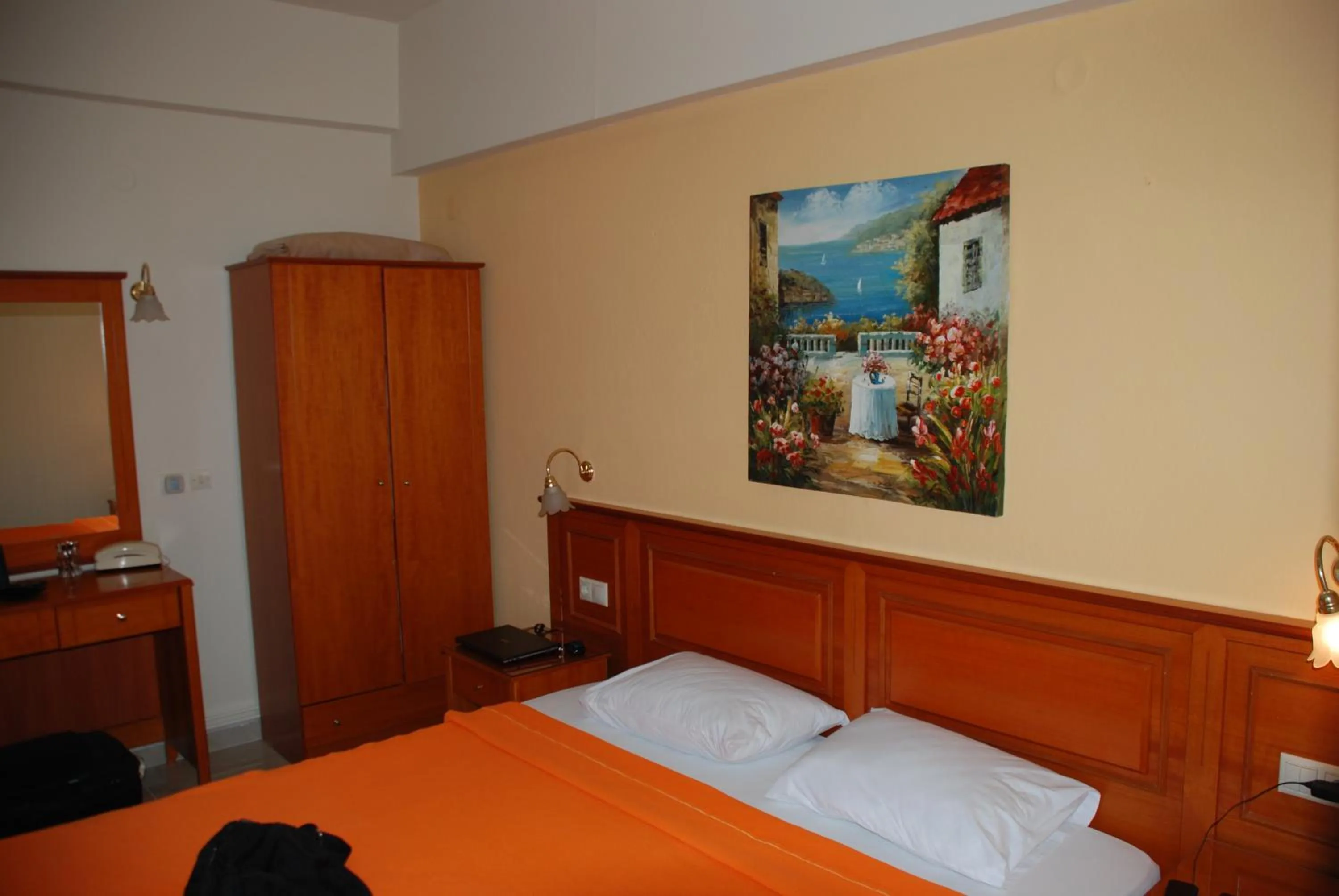 Shower, TV/Entertainment Center in Hotel Platon Beach