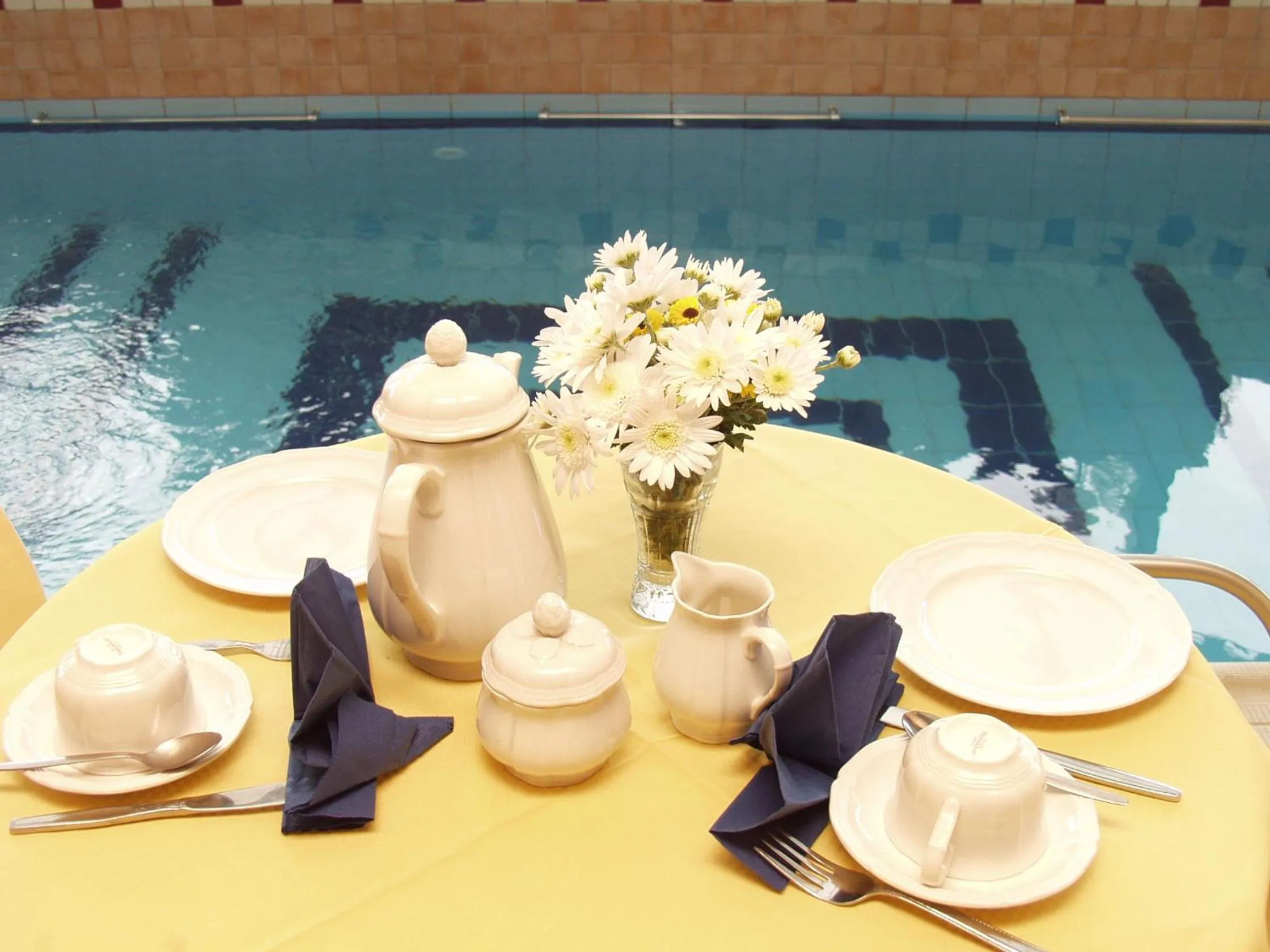 Restaurant/Places to Eat in Hotel Platon Beach